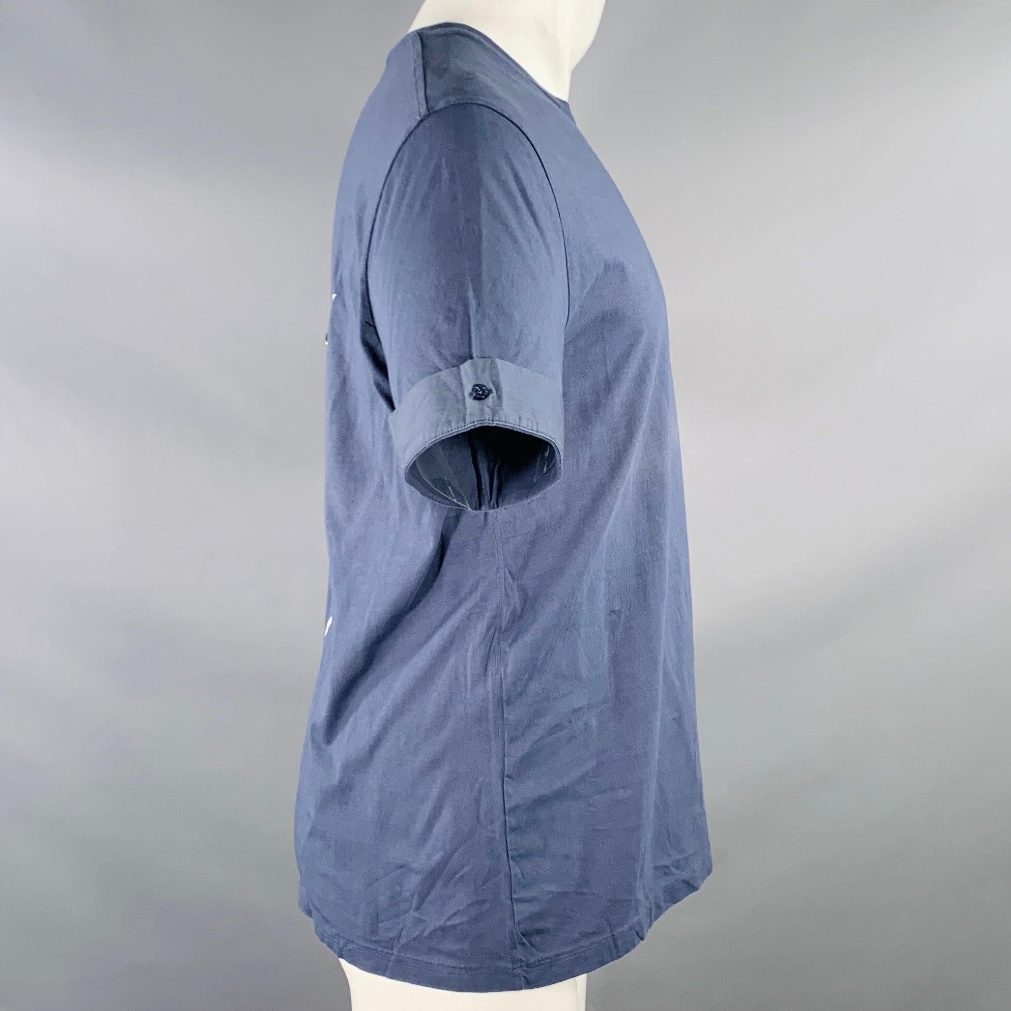 T-shirt NEIL BARRETT
en jersey de coton bleu, avec un imprimé d'éclairs blancs au dos, des manches courtes et un col ras du cou. Fabriqué en Italie. Bon état d'usage.
Décoloration au recto et signes d'usure sur l'éclair. 

Marqué :   M 

Mesures : 
