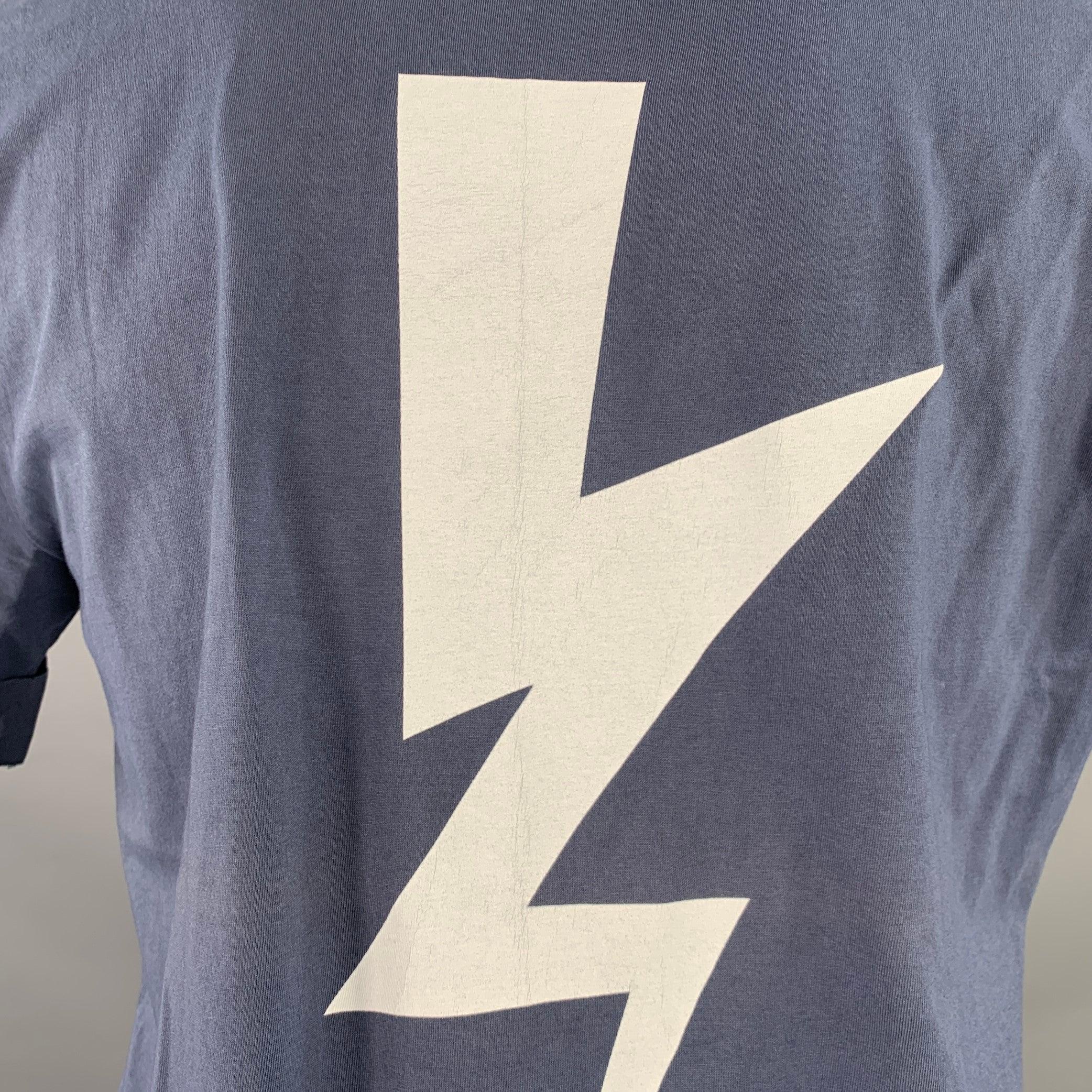 NEIL BARRETT Taille M Bleu Blanc Coton Lightning Bolt Cuffed Crew Neck T-shirt Bon état - En vente à San Francisco, CA