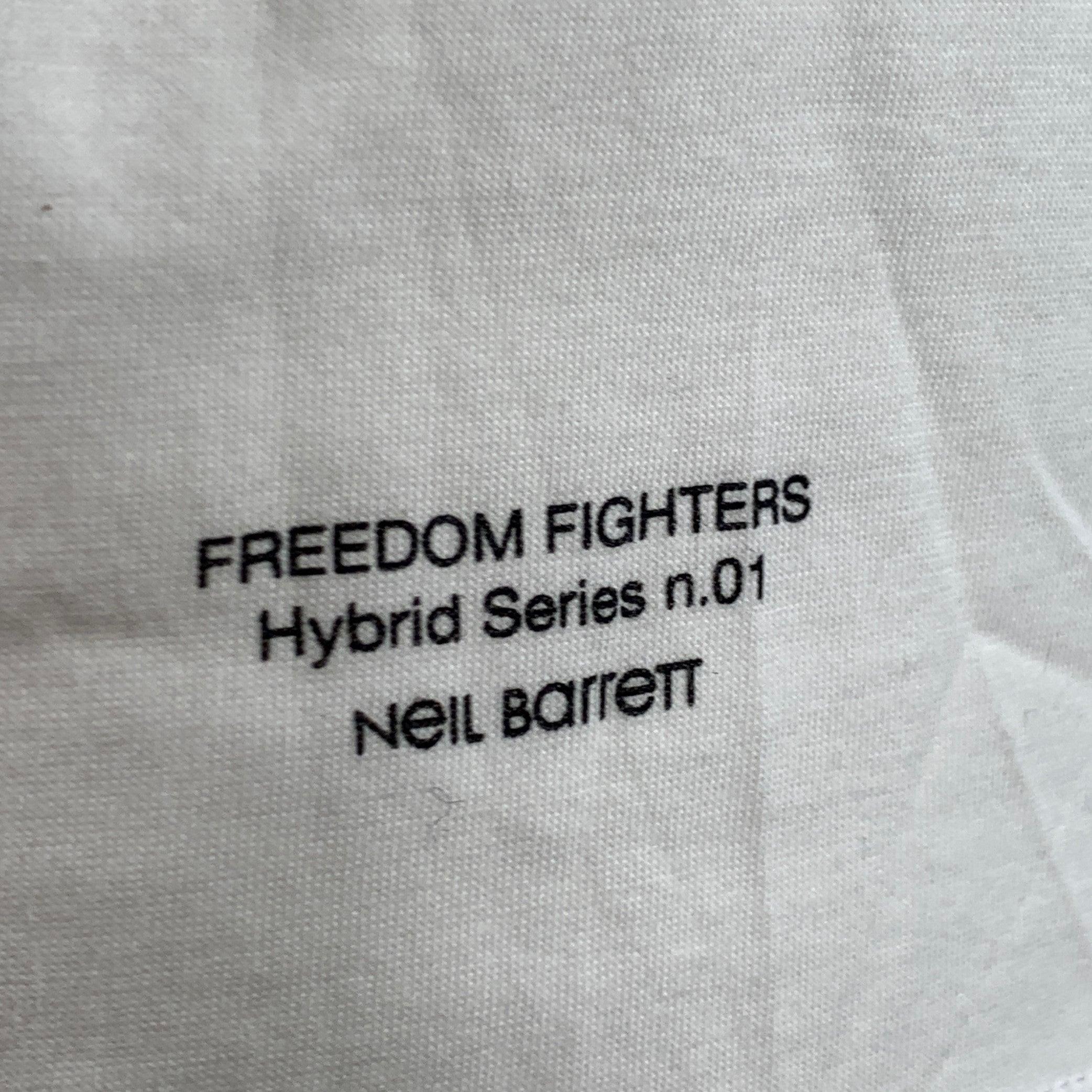 NEIL BARRETT Größe M Freedom Fighters No 1 Weiß Schwarzes T-Shirt aus Baumwolle mit schlanken Rundhalsausschnitt und weißem Druck Herren