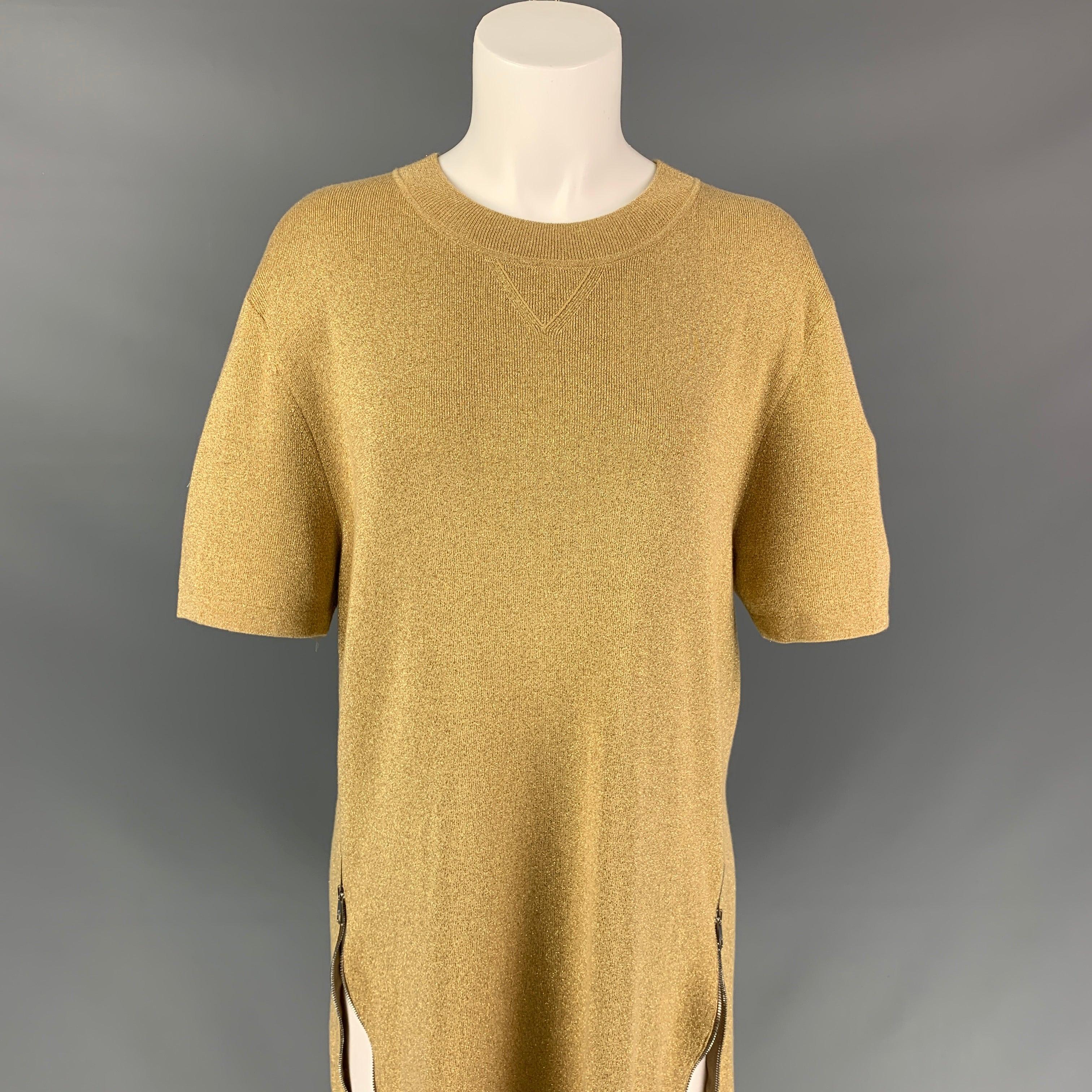 NEIL BARRETT pullover comes in a gold metallic polyester blend featuring a straight fit, side zippers, short sleeves, and a crew-neck.
Very Good
Pre-Owned Condition. 

Marked:   M 

Measurements: 
 
Shoulder: 19.5 inches  Bust: 38 inches  Sleeve: 10