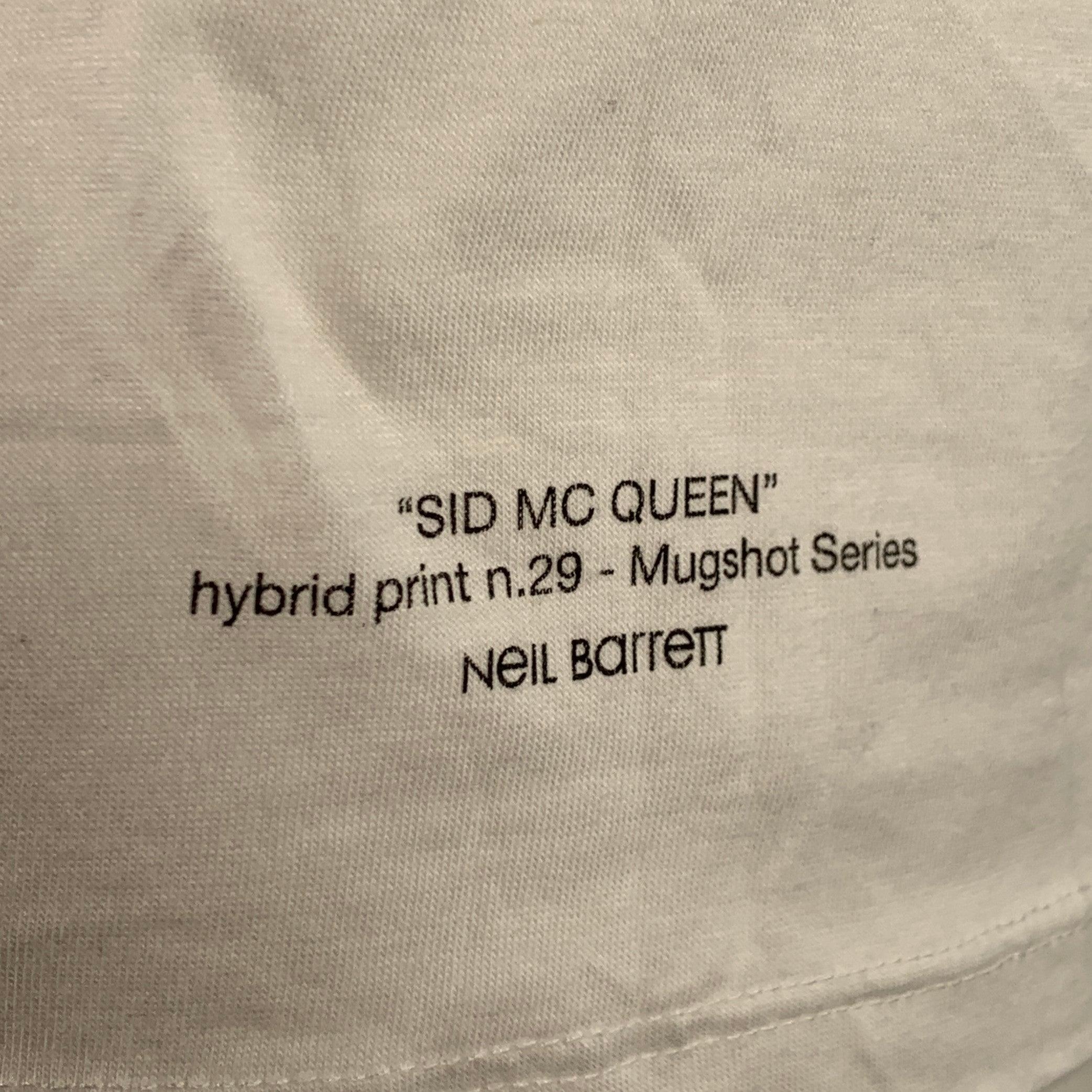 Uomo NEIL BARRETT Taglia M Sid McQueen Hybrid Mugshot White Black Print Cotone Loose Fit Crew Neck T-shirt in vendita
