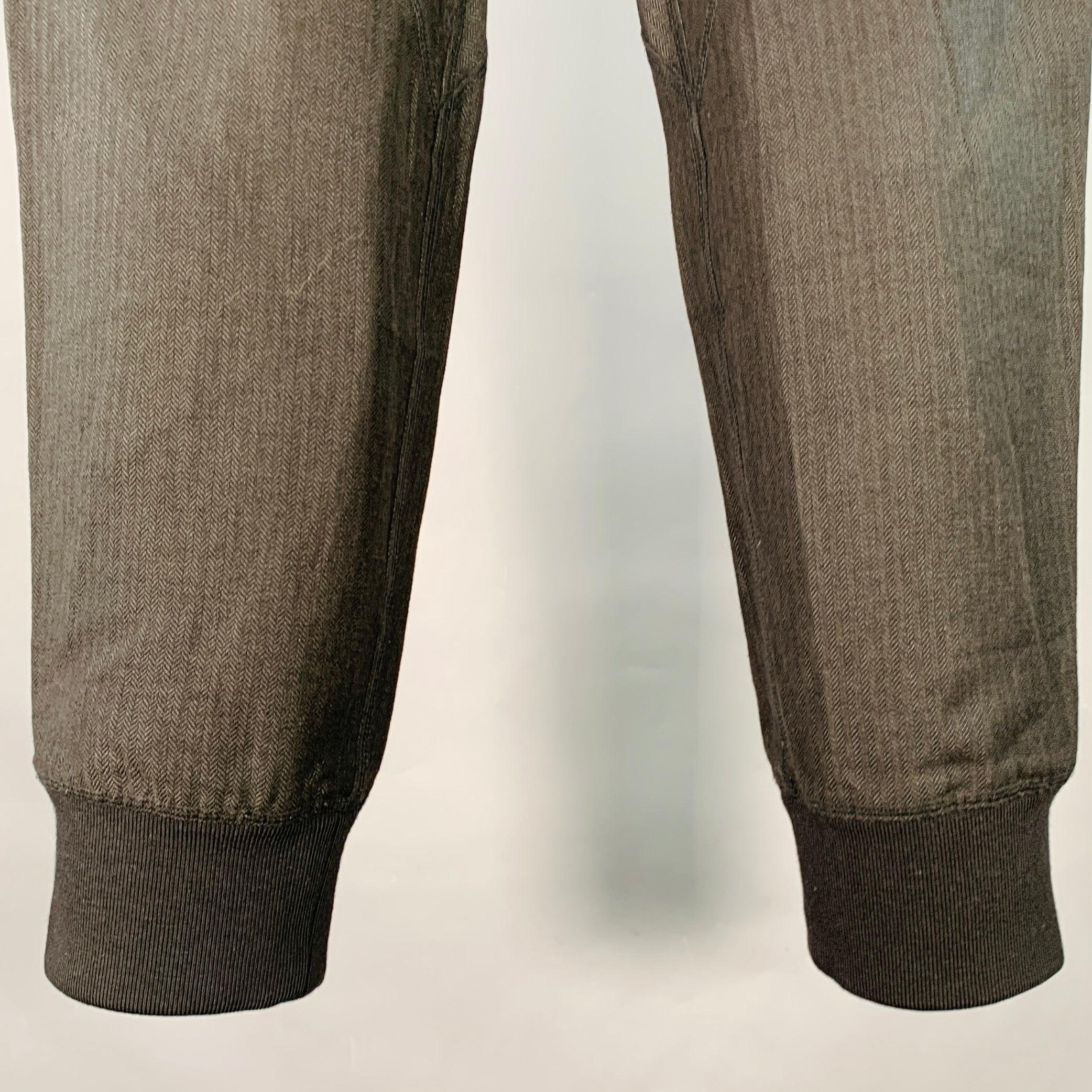 NEIL BARRETT pantalones informales
de lana virgen negra con diseño de espiga, entrepierna caída y cintura elástica con puños de canalé. Made in Italy. Muy buen estado de conservación. Pequeños signos de desgaste. 

Marcado:   IT 46 

Medidas: 
 
