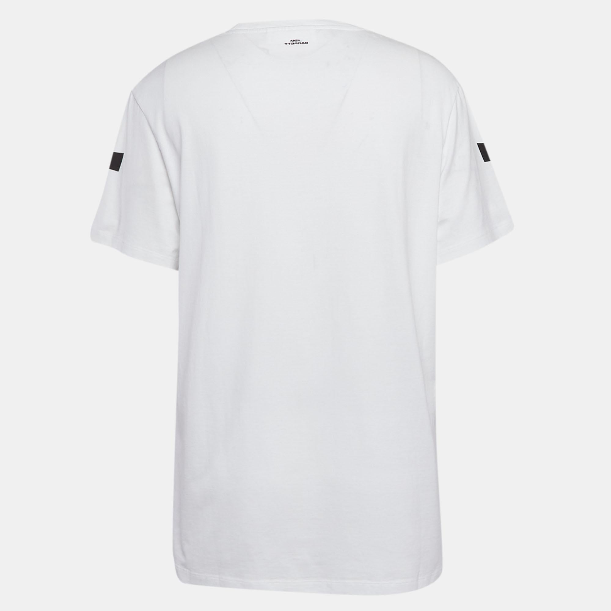 A perfect combination of comfort luxury and style this designer t shirt is a must have piece Made from quality materials the creation can be styled with denim pants and sneakers for a cool look.
