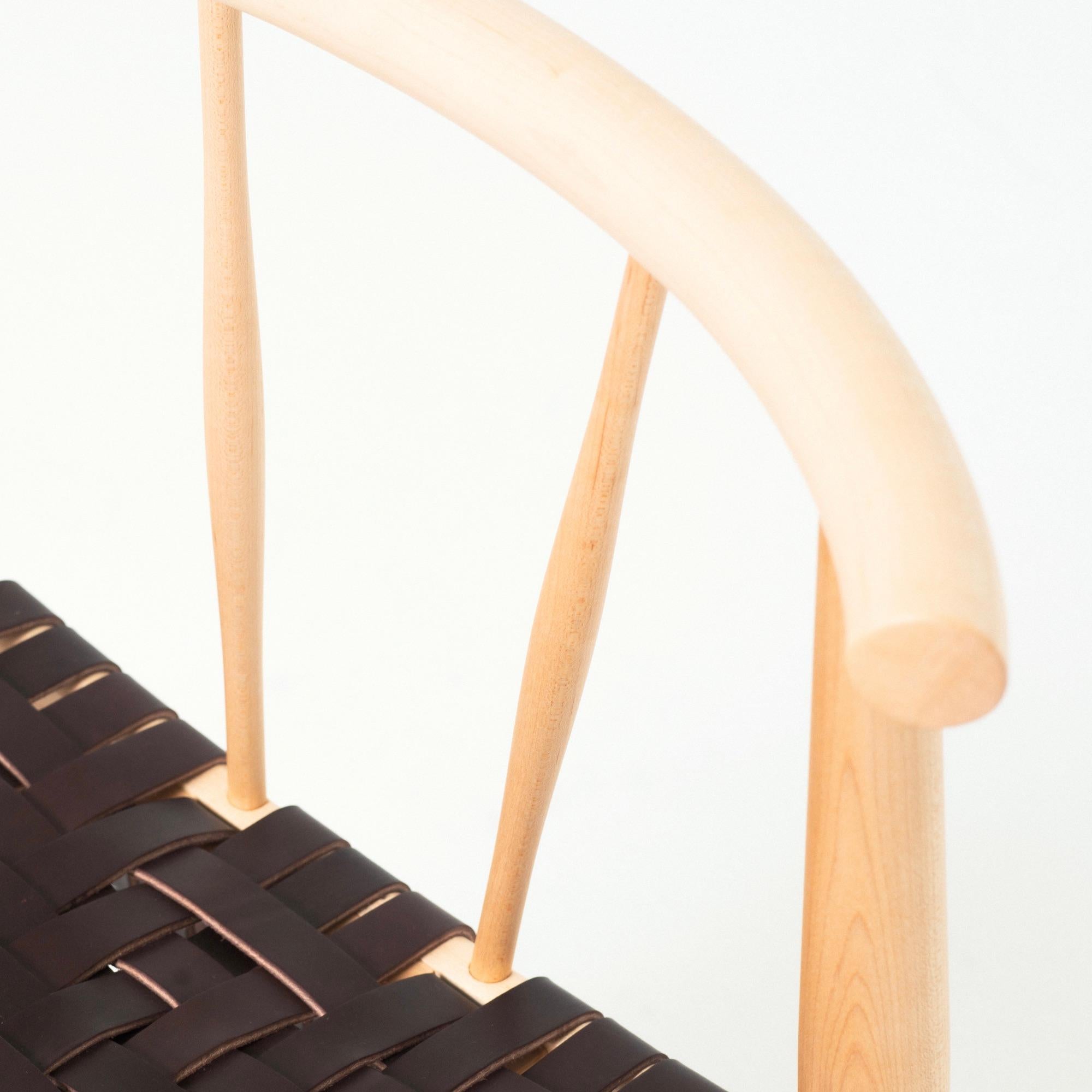 Tourné Neil Chair, chaise de salle à manger moderne en bois et cuir tressé en vente