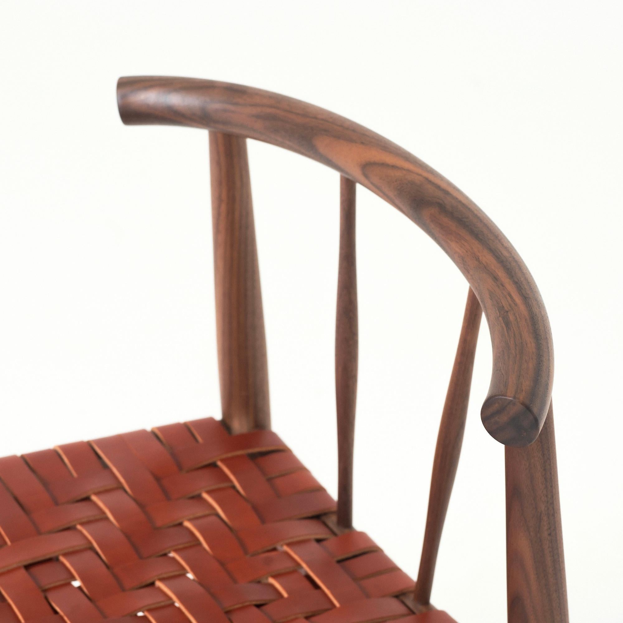 Cuir Neil Chair, chaise de salle à manger moderne en bois et cuir tressé en vente