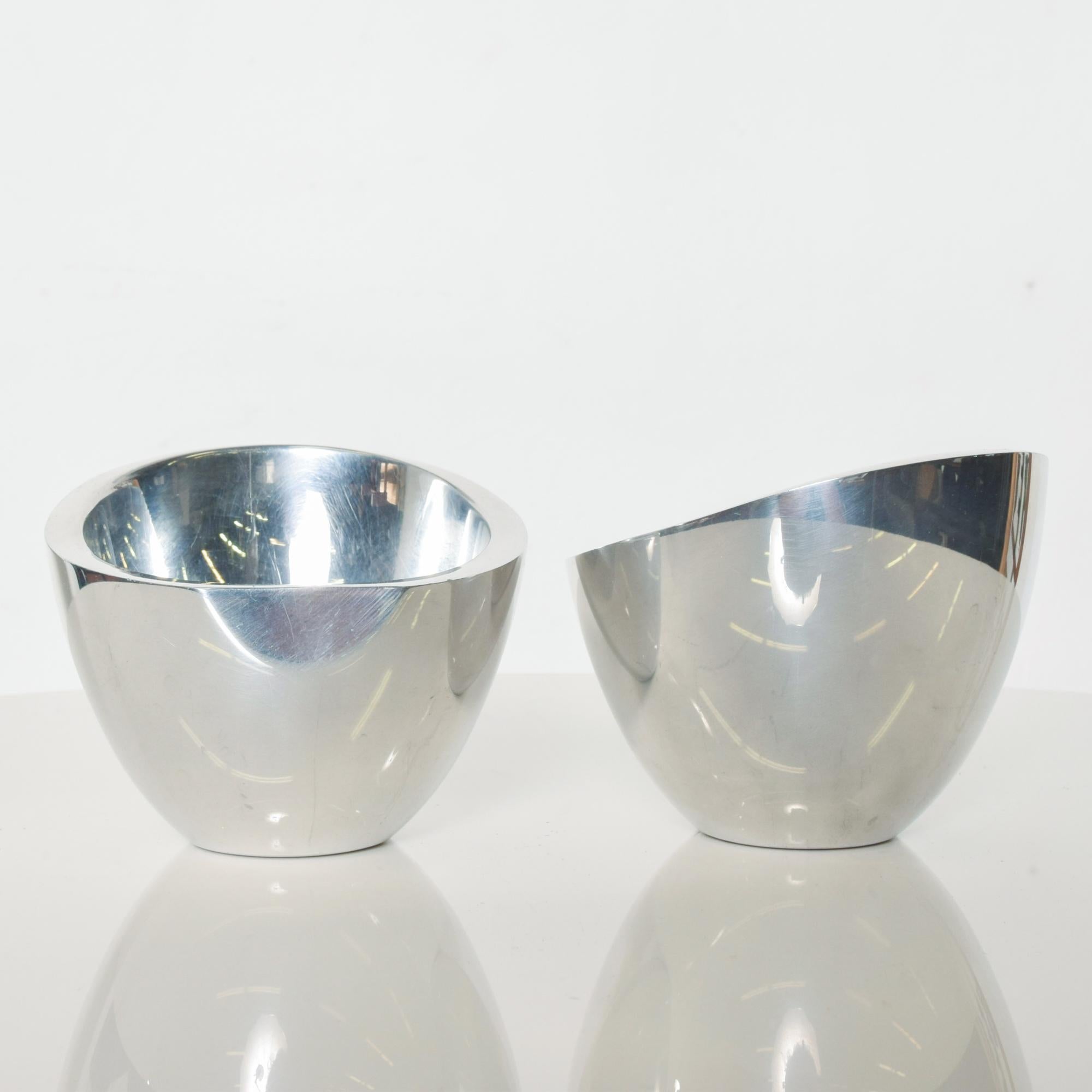Fabulous sculptural pair of petite modern decorative condiment bowls in aluminum by Neil Cohen for NAMBE.
Signed underneath. Preowned unrestored good condition. Solid and thick quality made in USA by Nambe in Santa Fe, New Mexico, 2004
Measures: