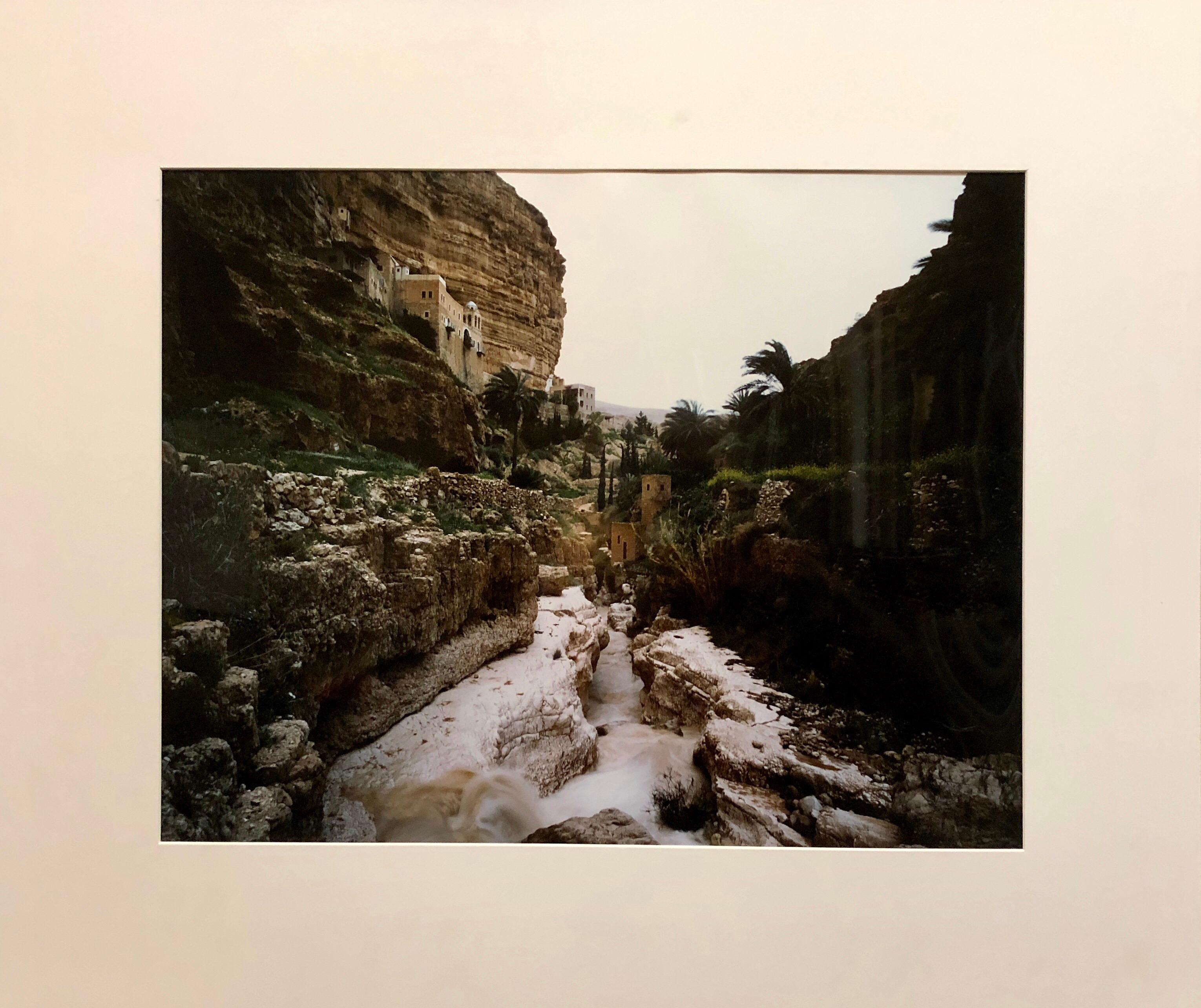 Grande photographie en couleur de la monastère de St George Wadi Kelt, photo de paysage israélienne - Contemporain Print par Neil Folberg