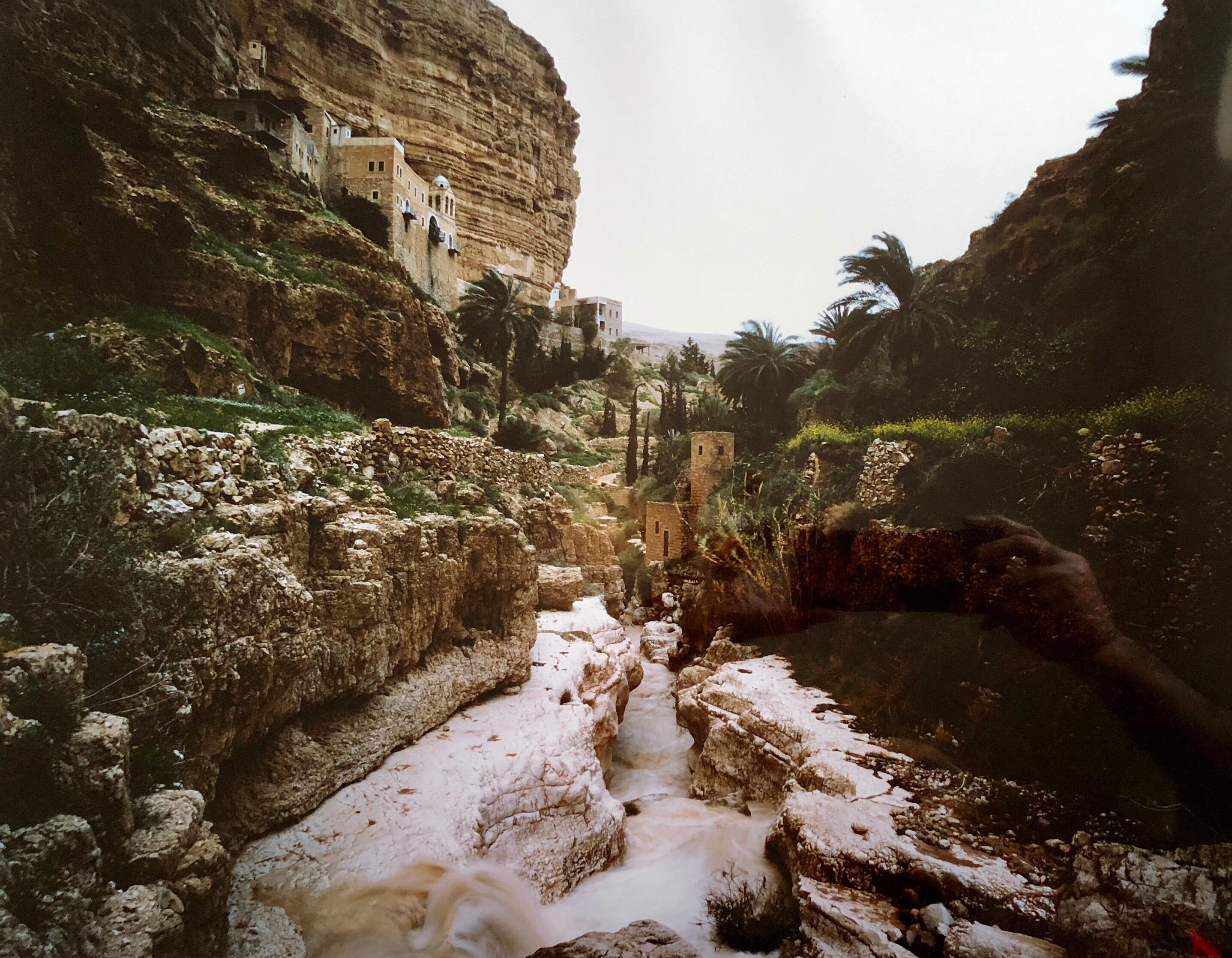 Landscape Print Neil Folberg - Grande photographie en couleur de la monastère de St George Wadi Kelt, photo de paysage israélienne