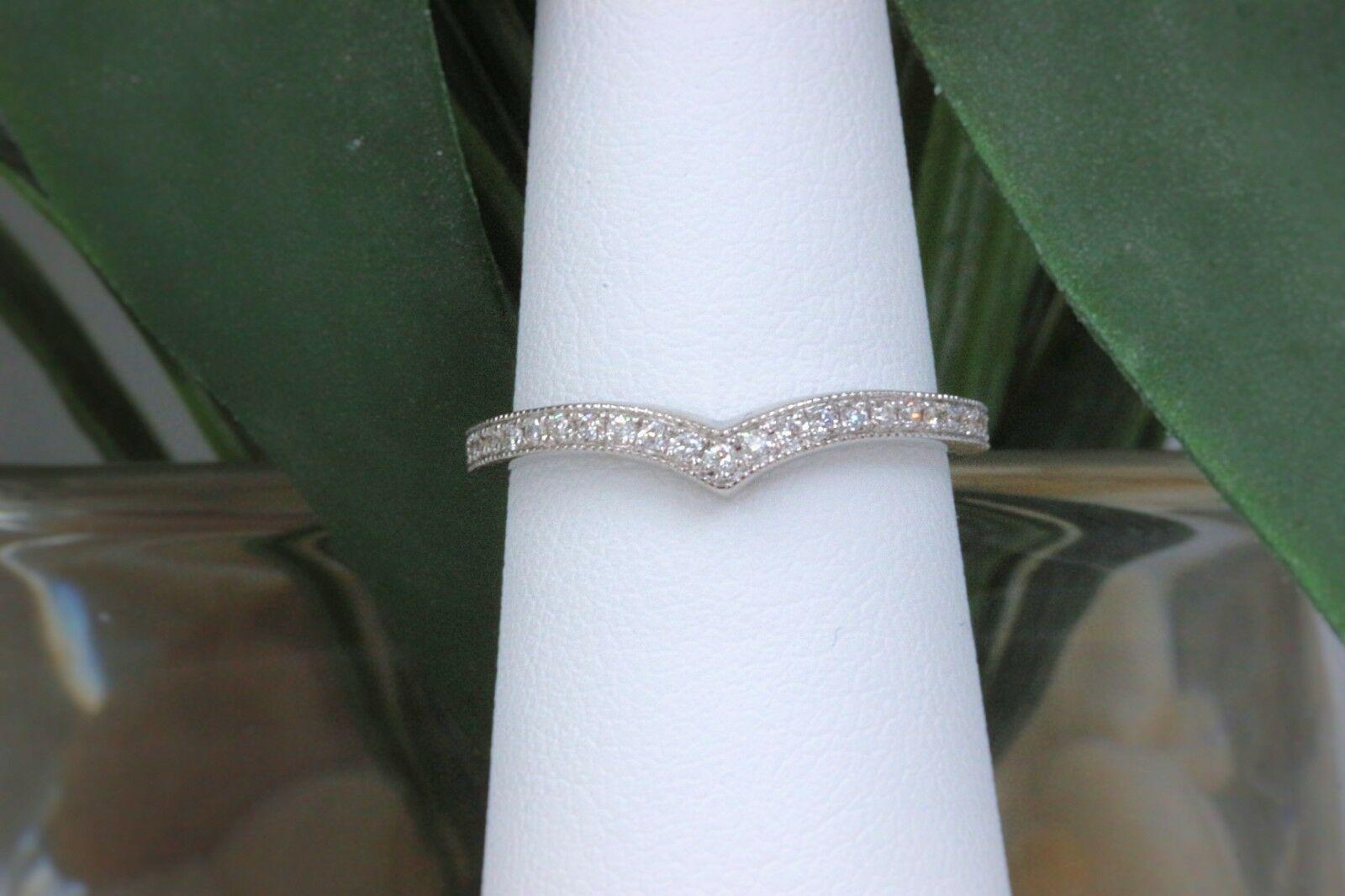 Neil Lane 1/5 Carat Curved Diamond Wedding Band Ring 14 Karat White Gold In Excellent Condition In San Diego, CA
