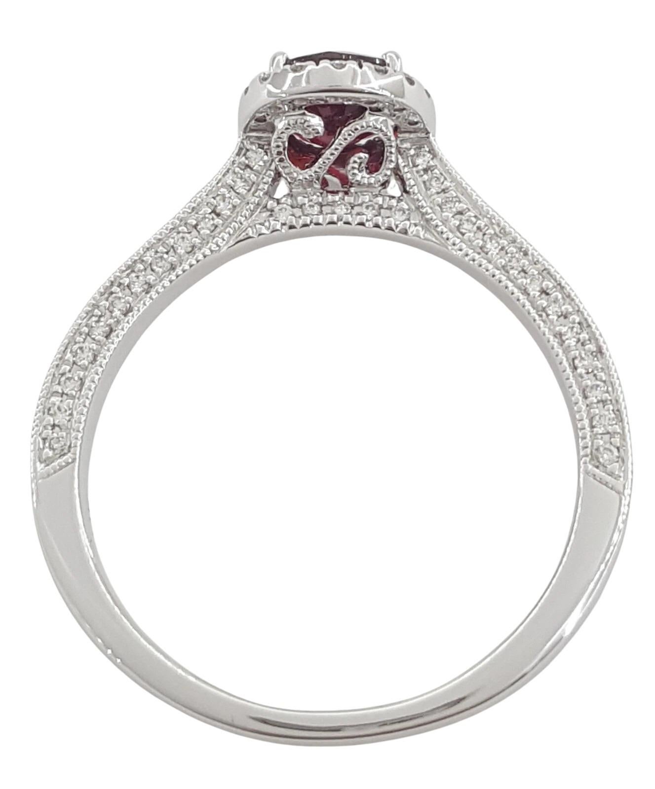 Anillo de compromiso Neil Lane con halo de rubíes ovalados de 1 quilate y diamantes de 0,5 quilates Corte oval en venta