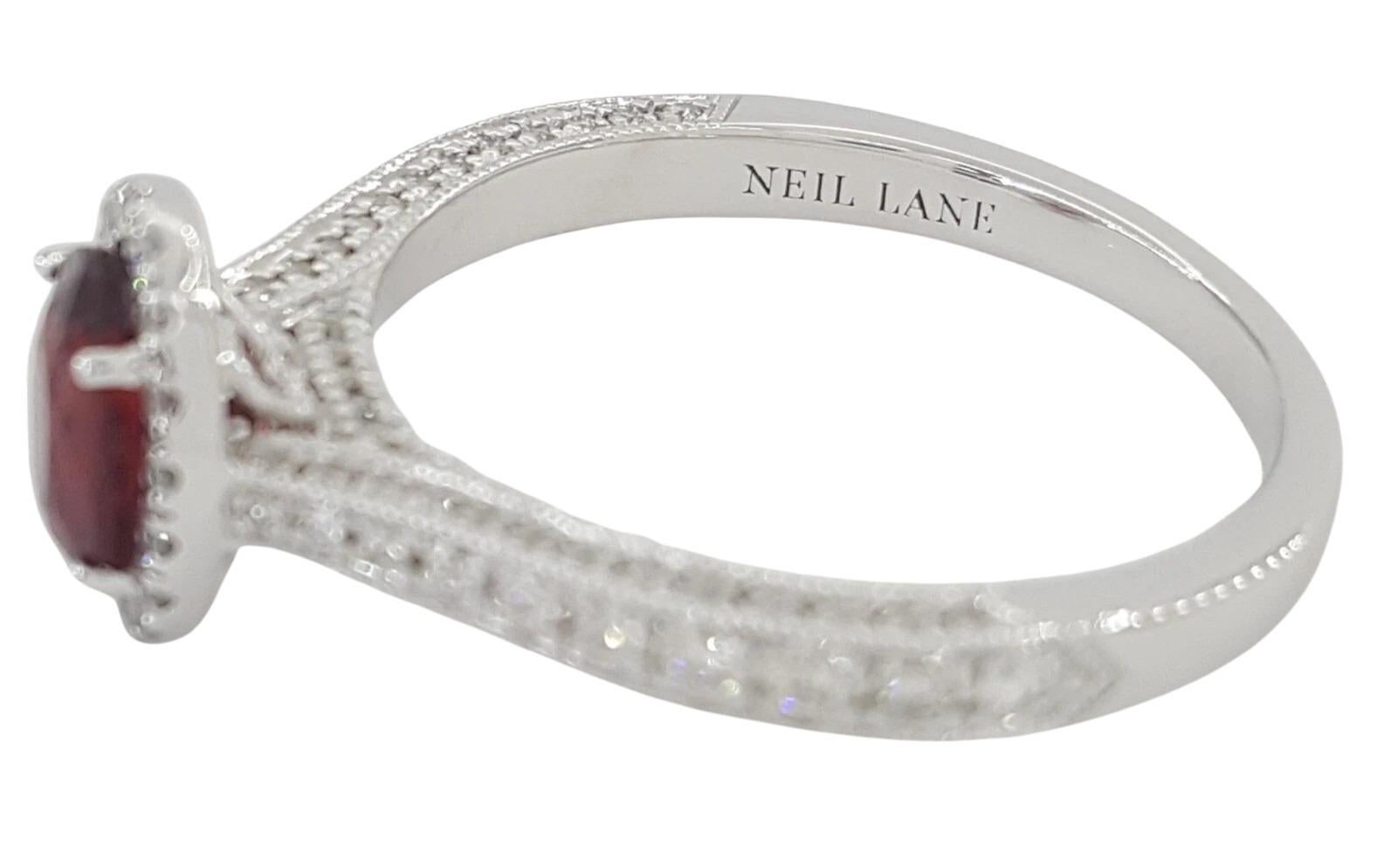 Anillo de compromiso Neil Lane con halo de rubíes ovalados de 1 quilate y diamantes de 0,5 quilates en Excelente estado para la venta en Chicago, IL