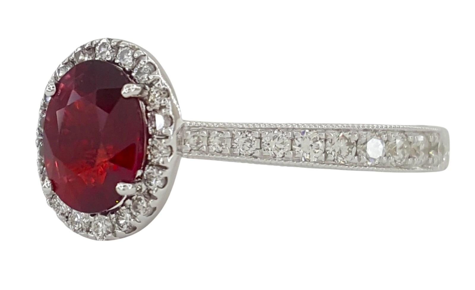 Femenino o masculino Anillo de compromiso Neil Lane con halo de rubíes ovalados de 1 quilate y diamantes de 0,5 quilates en venta