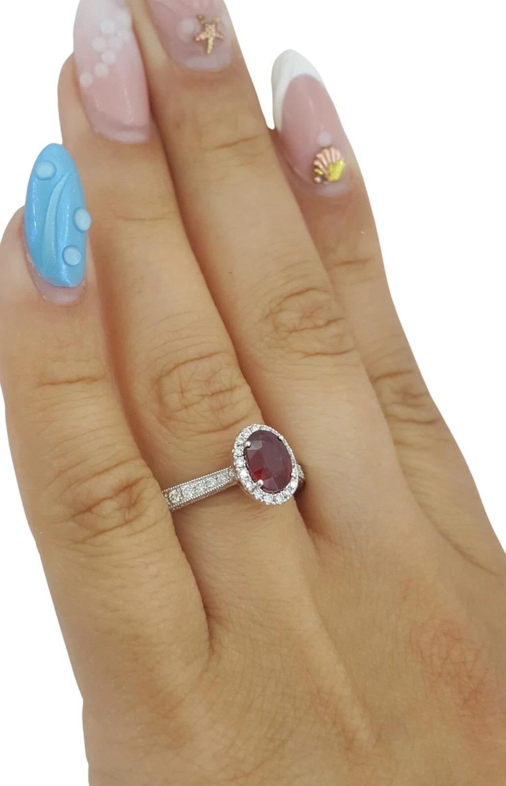 Anillo de compromiso Neil Lane con halo de rubíes ovalados de 1 quilate y diamantes de 0,5 quilates en venta 1