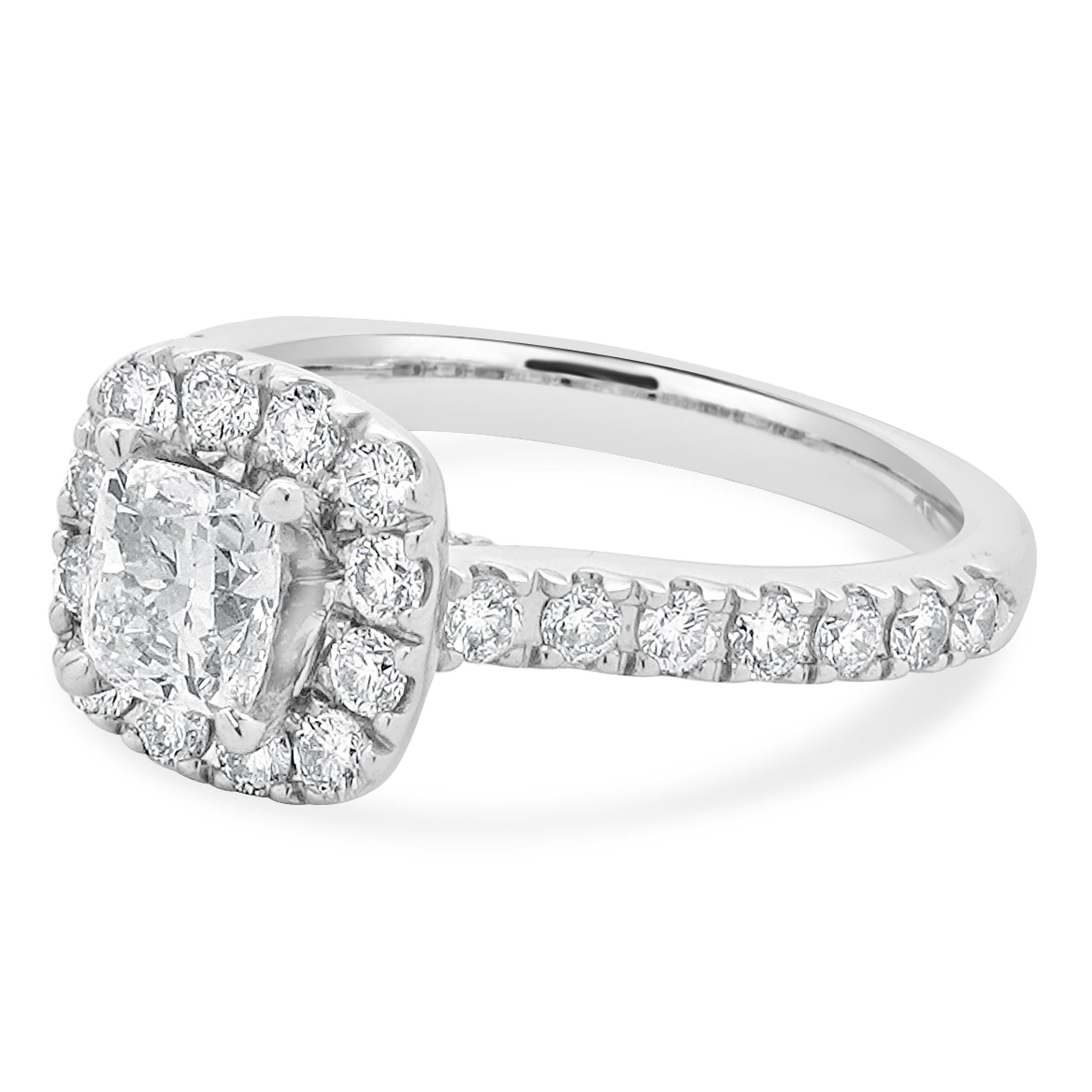 Designer: Neil Lane
Materiale: oro bianco 14 carati
Diamante centrale: 1 taglio a cuscino = 1,00ct
Colore: I
Chiarezza: SI2
Diamante: 44 tagli tondi a brillante = 0,85cttw
Colore: G
Chiarezza: SI1-2
Taglia: 6,75 Taglia complementare disponibile