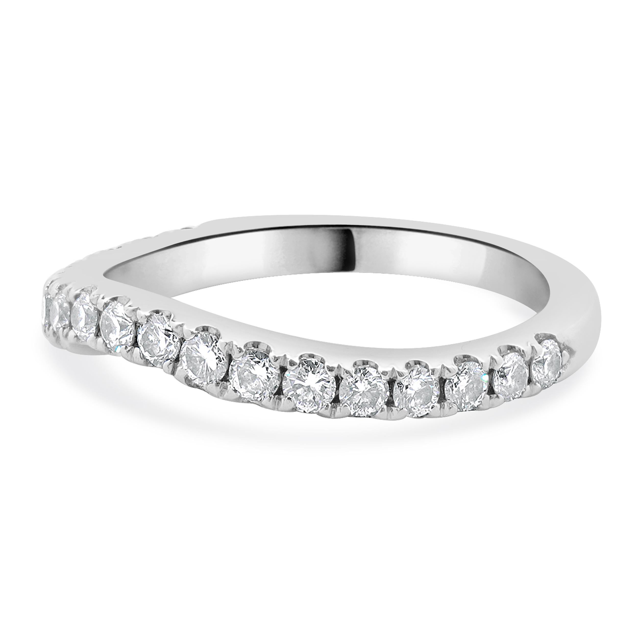 Designer : Neil Lane
Matériau : Or blanc 14K
Diamant : 19 diamants ronds de taille brillant = 0,38cttw
Couleur : H
Clarté : I1
Taille de la bague : 4.5 (veuillez prévoir deux jours de livraison supplémentaires pour les demandes de taille)
Poids :