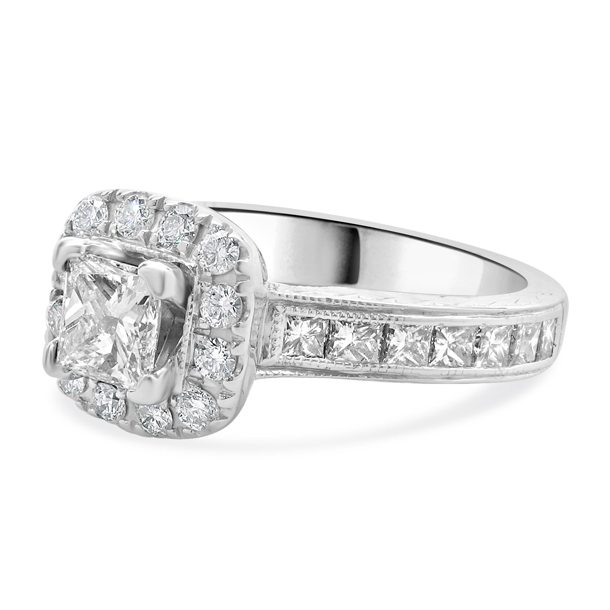 Designer : Neil Lane
Matériau : Or blanc 14k
Diamant : 1 taille princesse = 1,08ct
Couleur : G
Clarté : SI2
Diamant : 26 taille ronde et princesse = 1,08cttw
Couleur : H
Clarté : SI1
Taille : 5 tailles complémentaires disponibles 
Poids : 5.06