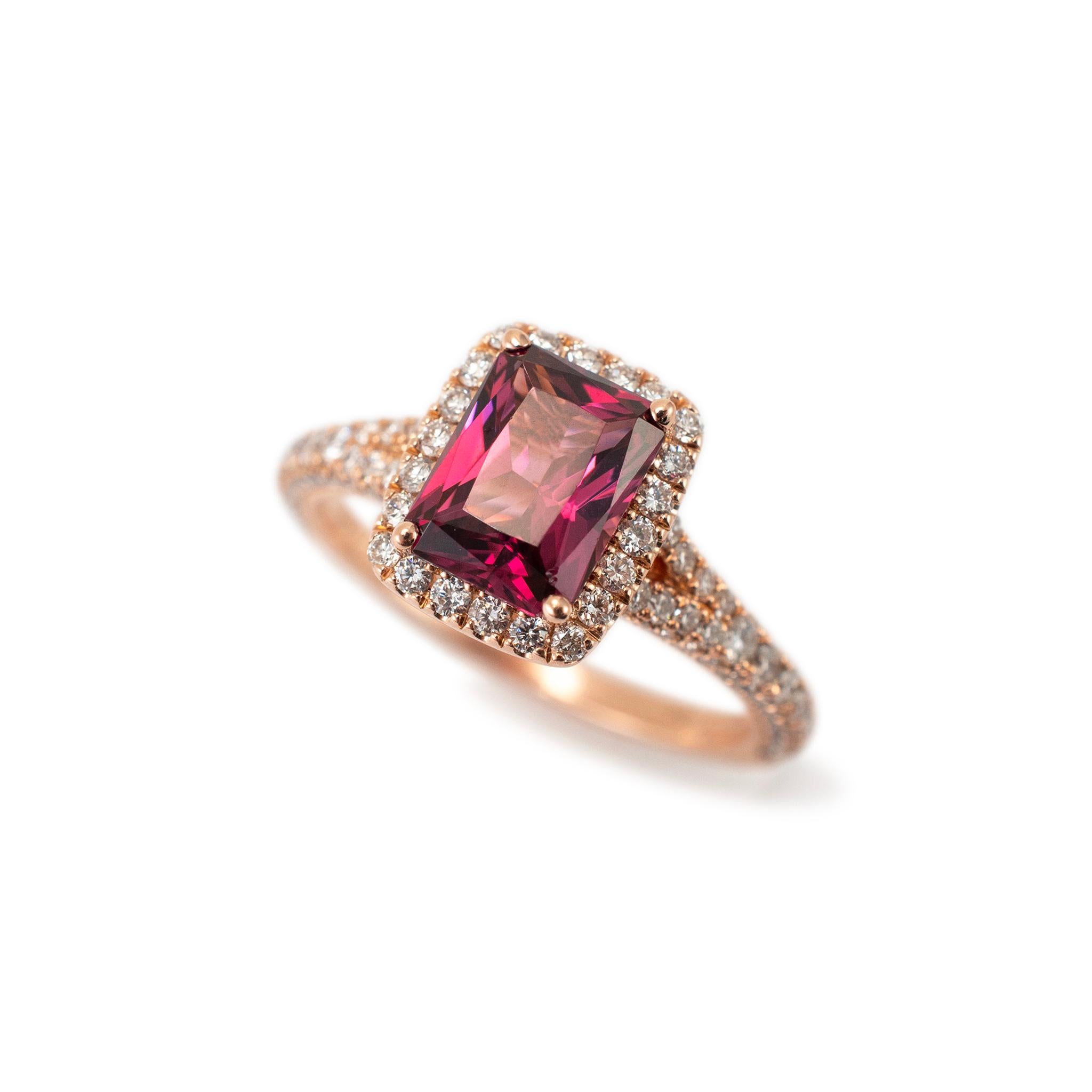 Marke: Neil Lane's

Geschlecht: Damen

Metall Typ: 14K Rose Gold

Ringgröße: 6.75

Gewicht: 3.66 Gramm

14K Rose Gold Diamant und Granat Halo akzentuiert, Cocktail-Ring mit einem halben runden Schenkel. Das Metall wurde getestet und es wurde