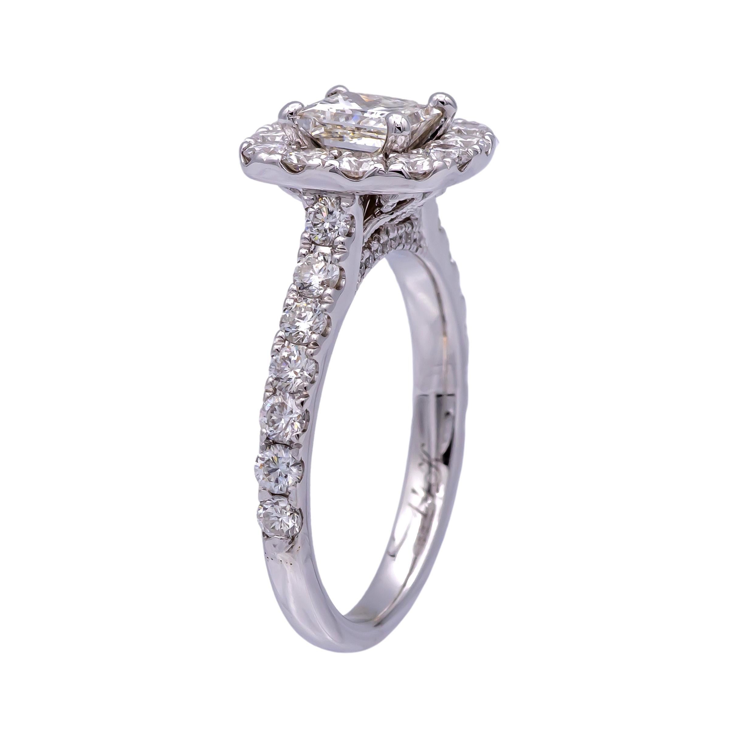 Anello di fidanzamento con diamante disegnato da Neil Lane, finemente realizzato in oro bianco 14 carati con un diamante centrale taglio princess del peso di 0,90 carati circa di colore I-J, purezza SI1-SI2, ornato da un'aureola di diamanti