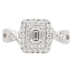 Neil Lane, bague de fiançailles torsadée en or blanc 14 carats avec double halo de diamants taille émeraude