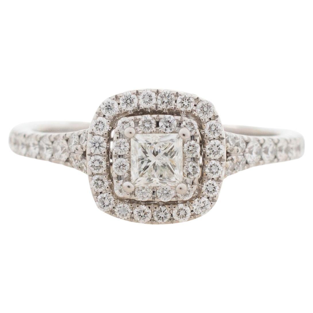 Bague de fiançailles Neil Lane en or blanc 14K à double halo de diamants et taille princesse en vente