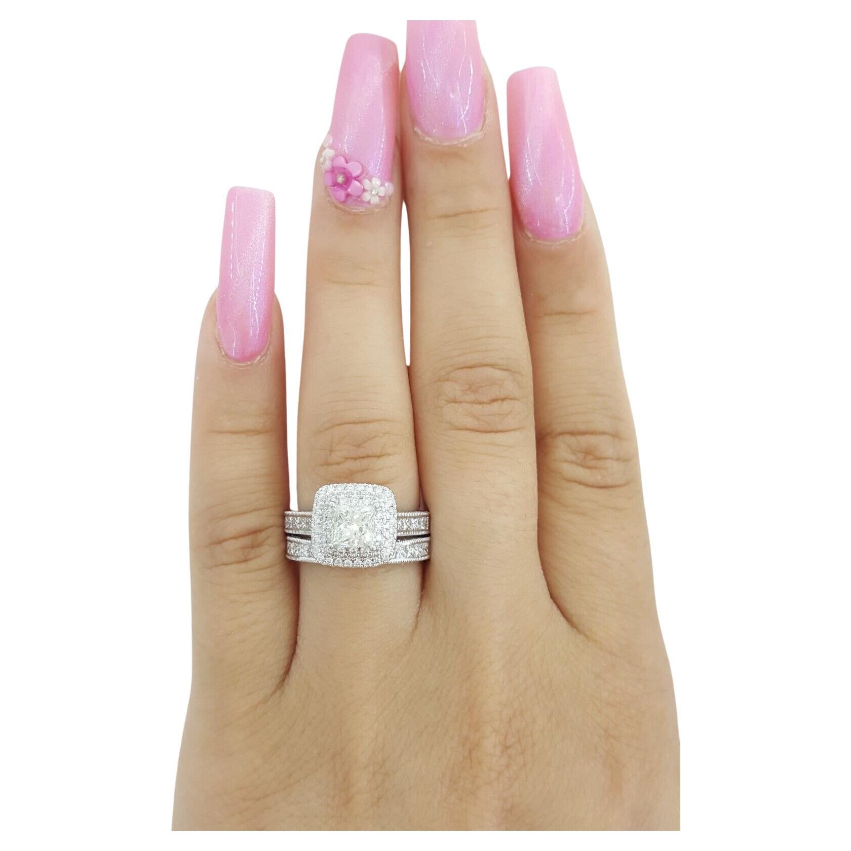 Neil Lane's Braut  Collection'S 2,5 ct Gesamtgewicht Princess Cut Diamond Double Halo Verlobungsring Set in 14K Weißgold.



Die Ringe wiegen 8,2 Gramm, Größe 5,5, der Mittelstein ist ein natürlicher Diamant im Princess-Brillant-Schliff mit einem