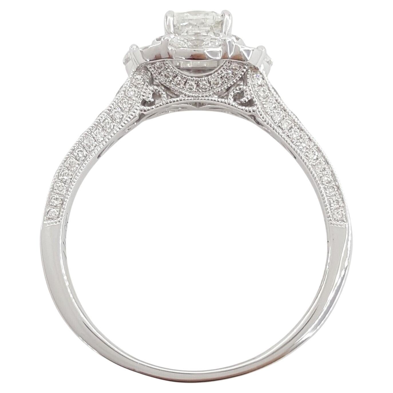 Neil Lane Bridal® présente une bague de fiançailles d'un poids total de 1,75 carat, ornée d'un diamant taille coussin brillant et sertie d'un double halo en or blanc 14k. Le poids total de la bague est de 3,9 grammes et sa taille est de 10. La pièce