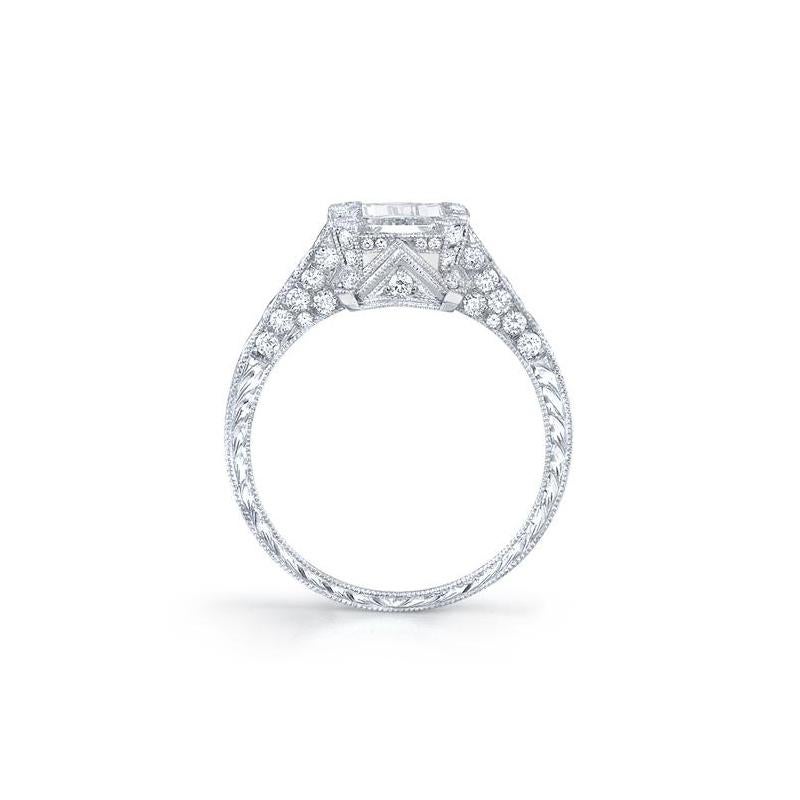 Im Mittelpunkt steht ein Diamant im Smaragdschliff mit einem Gewicht von 1::51 ct.:: elegant in Platin gefasst mit einer verzierten Dimensionsgalerie:: verziert mit einhundertzwölf Diamanten im Rundschliff mit einem Gewicht von 0::68 ct. und der