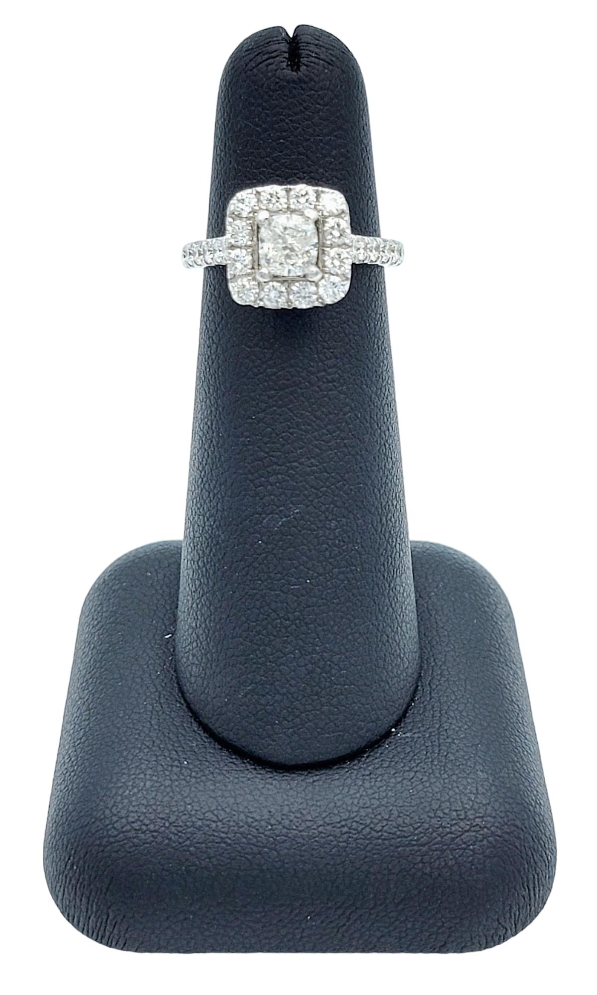 Neil Lane, bague de fiançailles halo de diamants ronds et coussin en or blanc 14 carats en vente 4