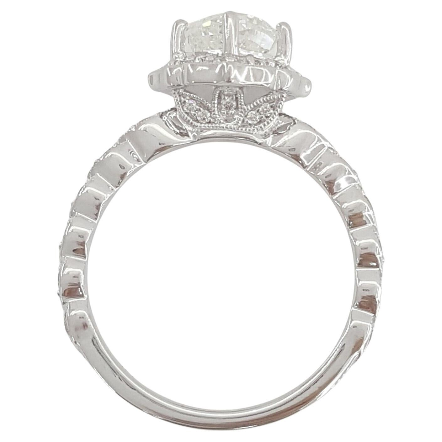 Cette exquise bague de fiançailles Lane Bridal affiche un poids total de 1,5 carat. Sa pièce maîtresse est un diamant naturel de taille coussin brillant pesant 1,01 carat, d'une couleur I et d'une pureté allant de SI2 à SI3. Il est entouré de 40