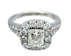 Anillo de compromiso con halo de diamantes talla cojín de Neil Lane en oro blanco de 14 quilates