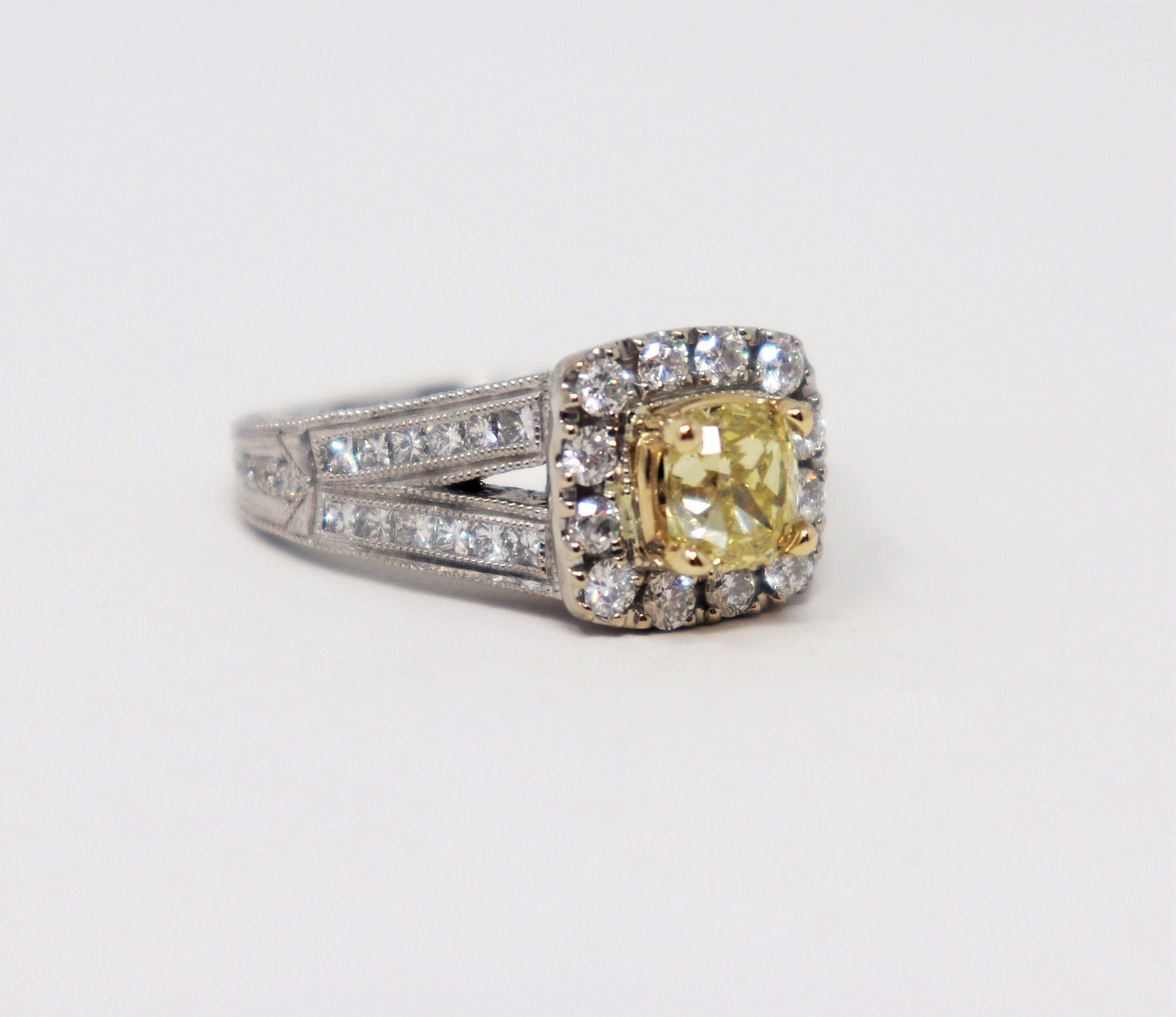 Neil Lane Bague en or 14 carats avec diamant jaune intense fantaisie taille coussin et halo en vente 6