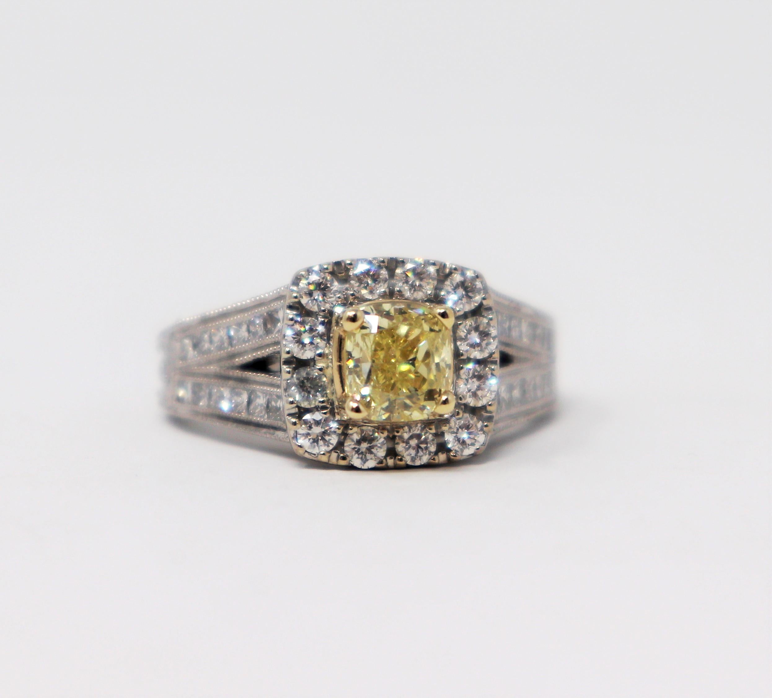 Neil Lane Bague en or 14 carats avec diamant jaune intense fantaisie taille coussin et halo en vente 7