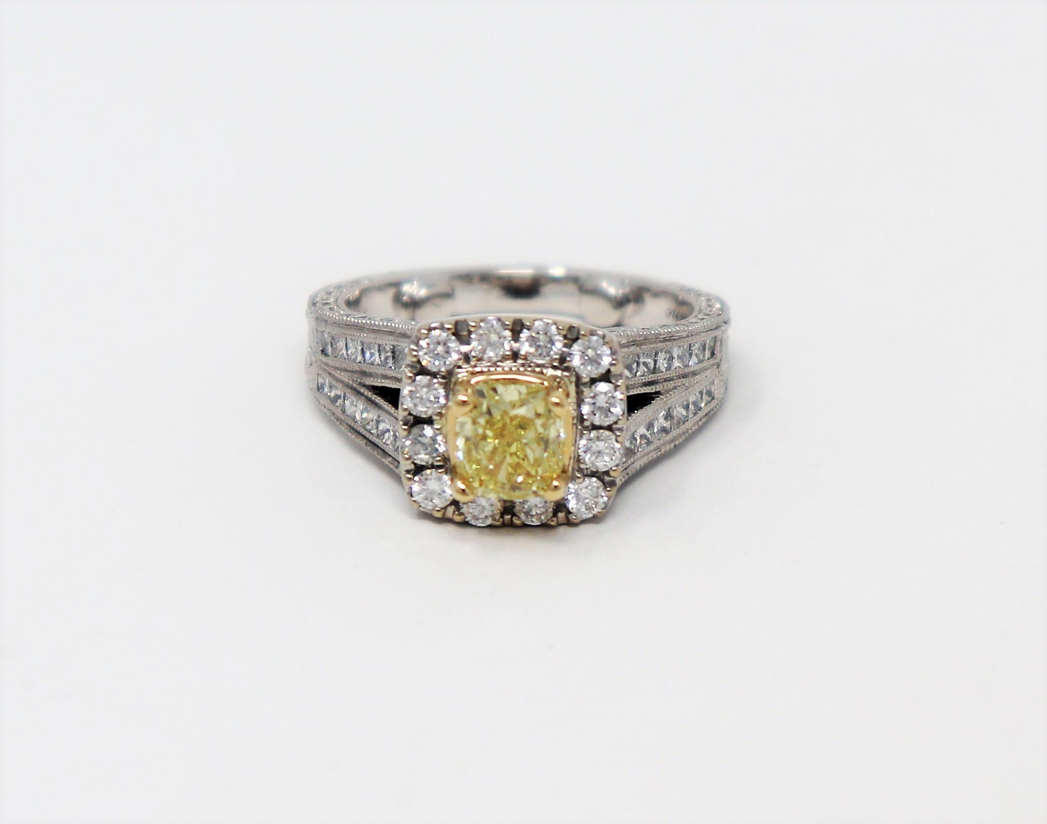 Taille coussin Neil Lane Bague en or 14 carats avec diamant jaune intense fantaisie taille coussin et halo en vente