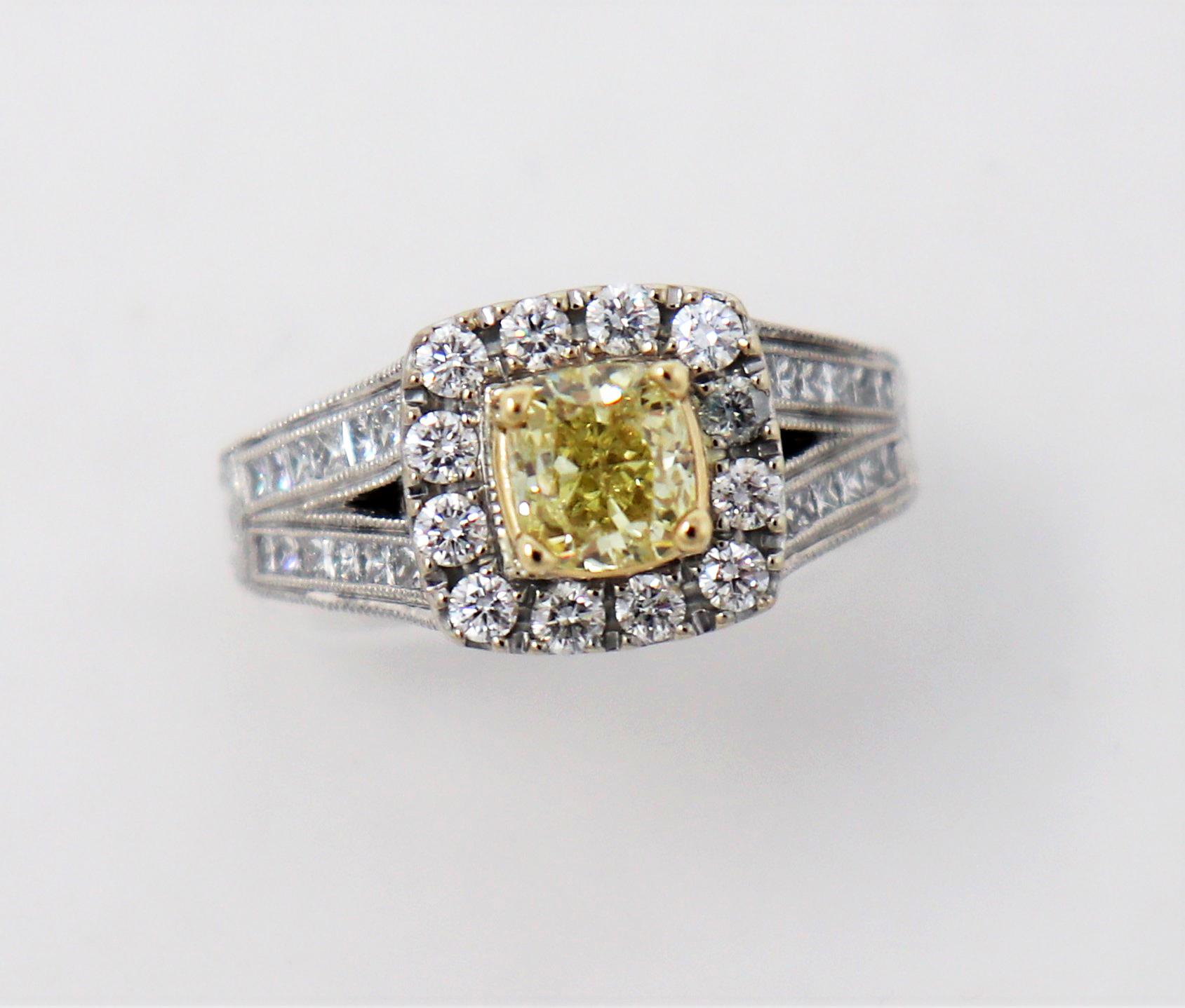 Neil Lane Bague en or 14 carats avec diamant jaune intense fantaisie taille coussin et halo en vente 3