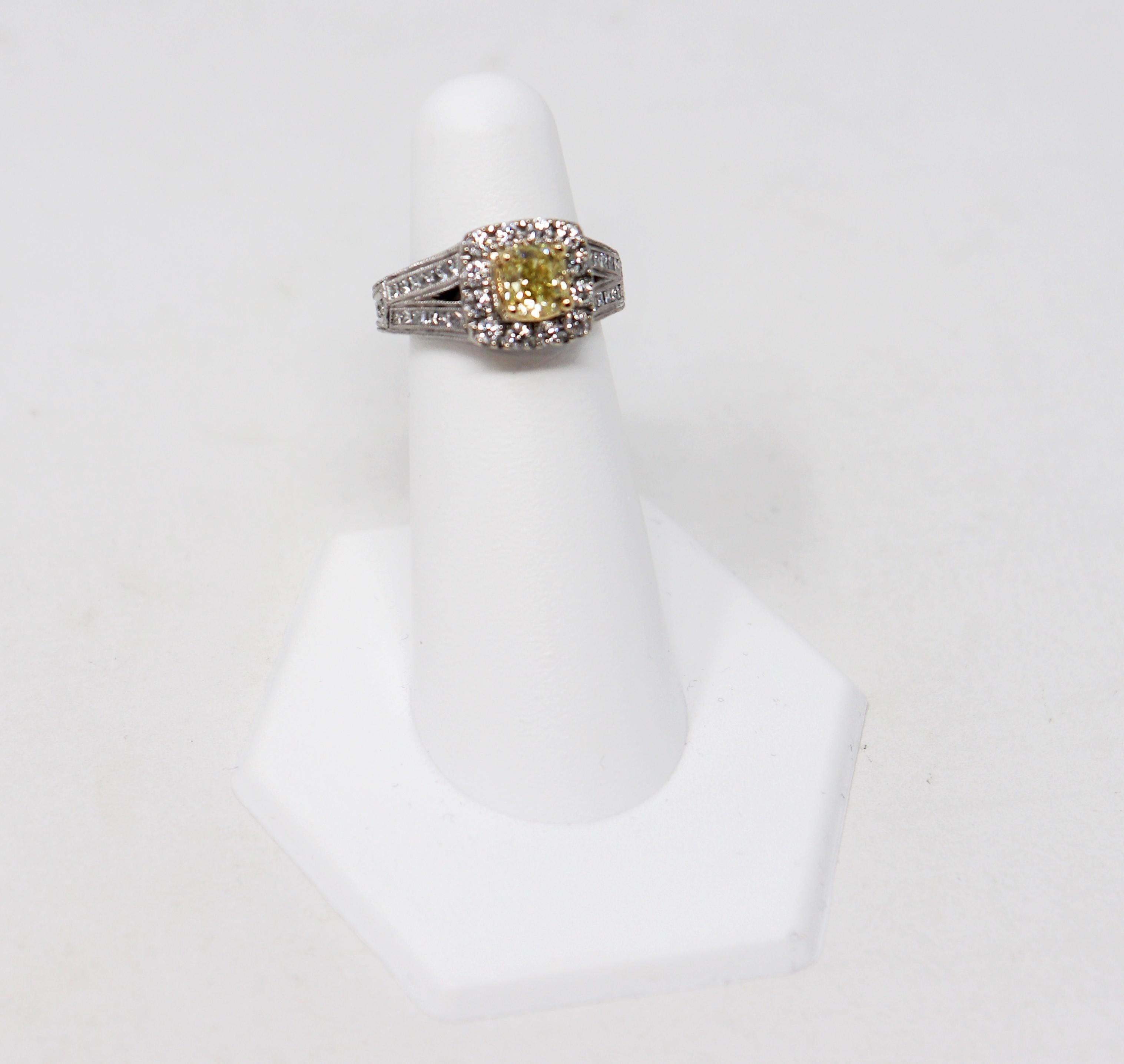 Neil Lane Bague en or 14 carats avec diamant jaune intense fantaisie taille coussin et halo en vente 4