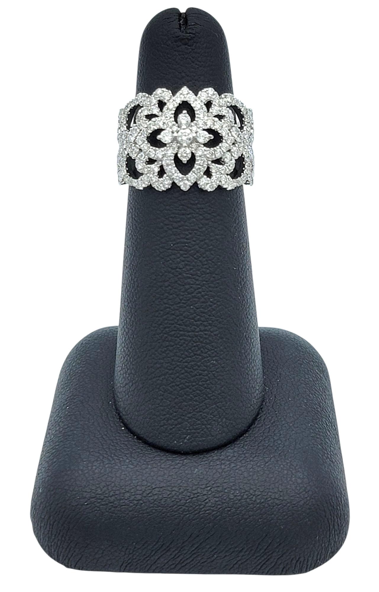 Neil Lane Cutout Flower Motif Pavé Diamond Wide Band Ring in 14 Karat White Gold im Angebot 4