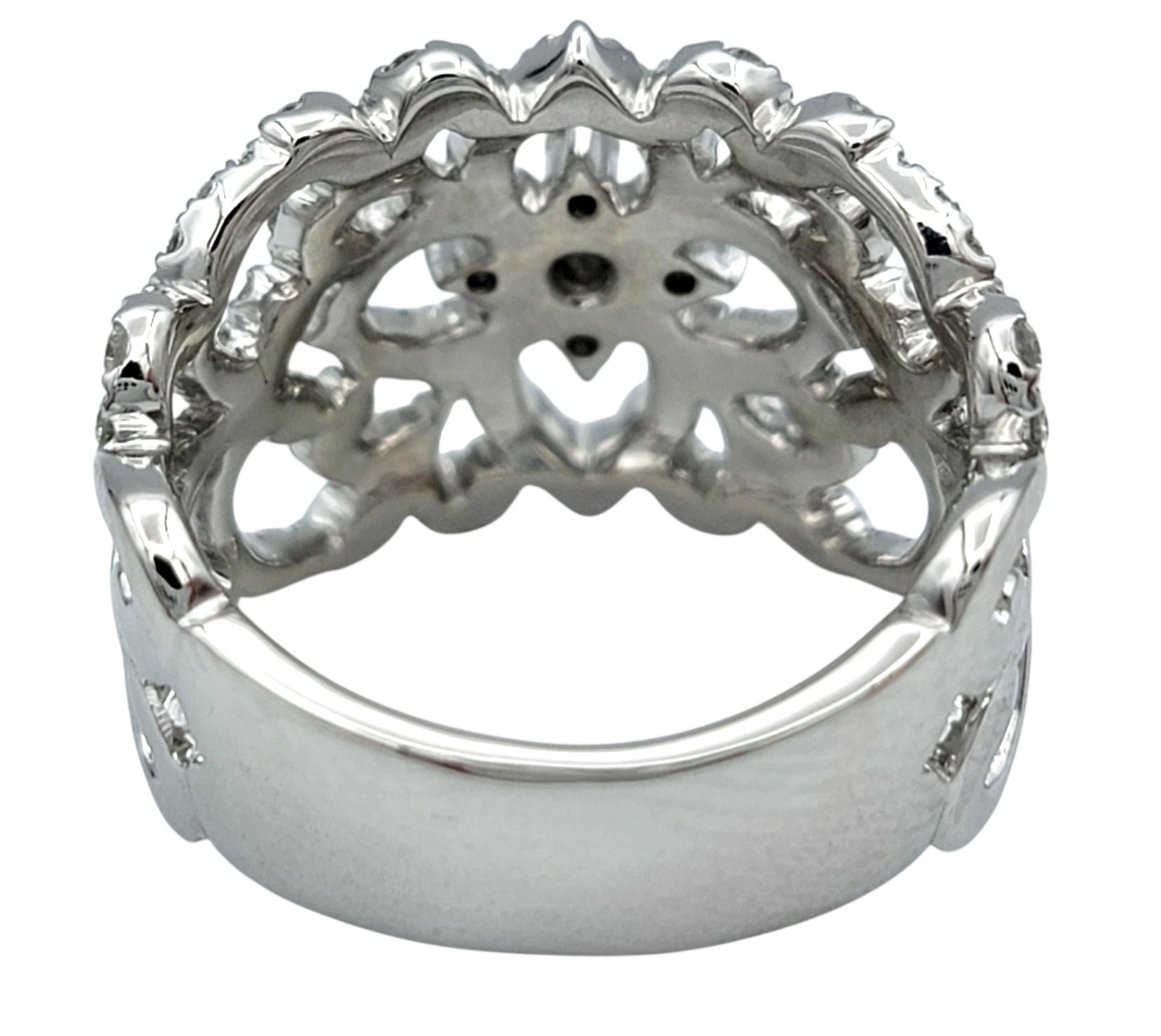 Neil Lane Cutout Flower Motif Pavé Diamond Wide Band Ring in 14 Karat White Gold im Zustand „Gut“ im Angebot in Scottsdale, AZ