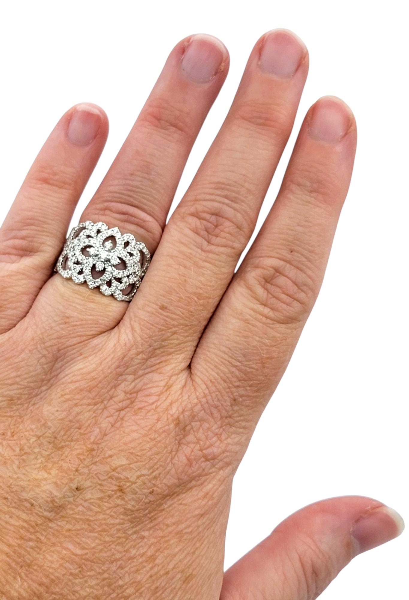 Neil Lane Cutout Flower Motif Pavé Diamond Wide Band Ring in 14 Karat White Gold im Angebot 2