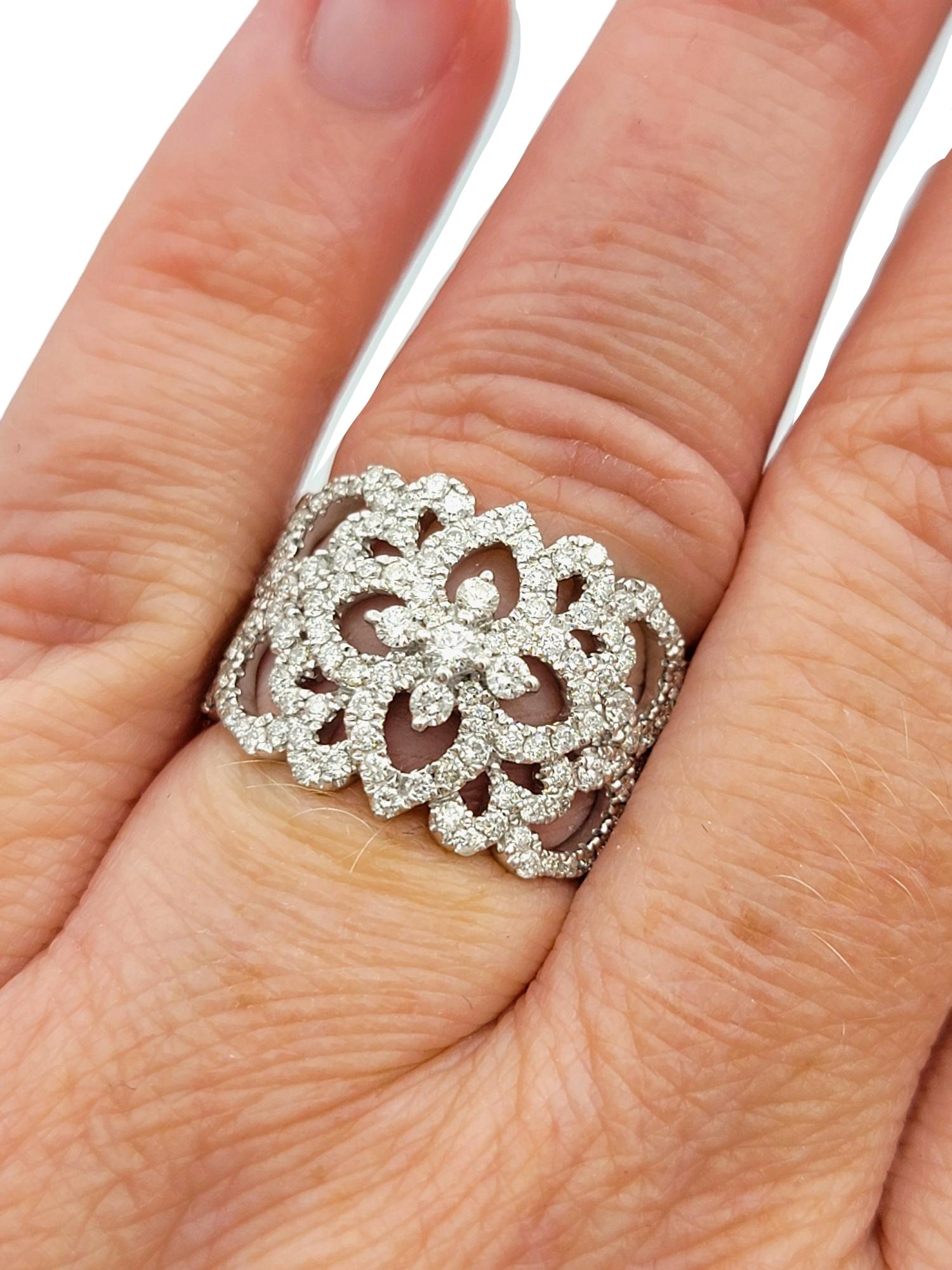 Neil Lane Cutout Flower Motif Pavé Diamond Wide Band Ring in 14 Karat White Gold im Angebot 3