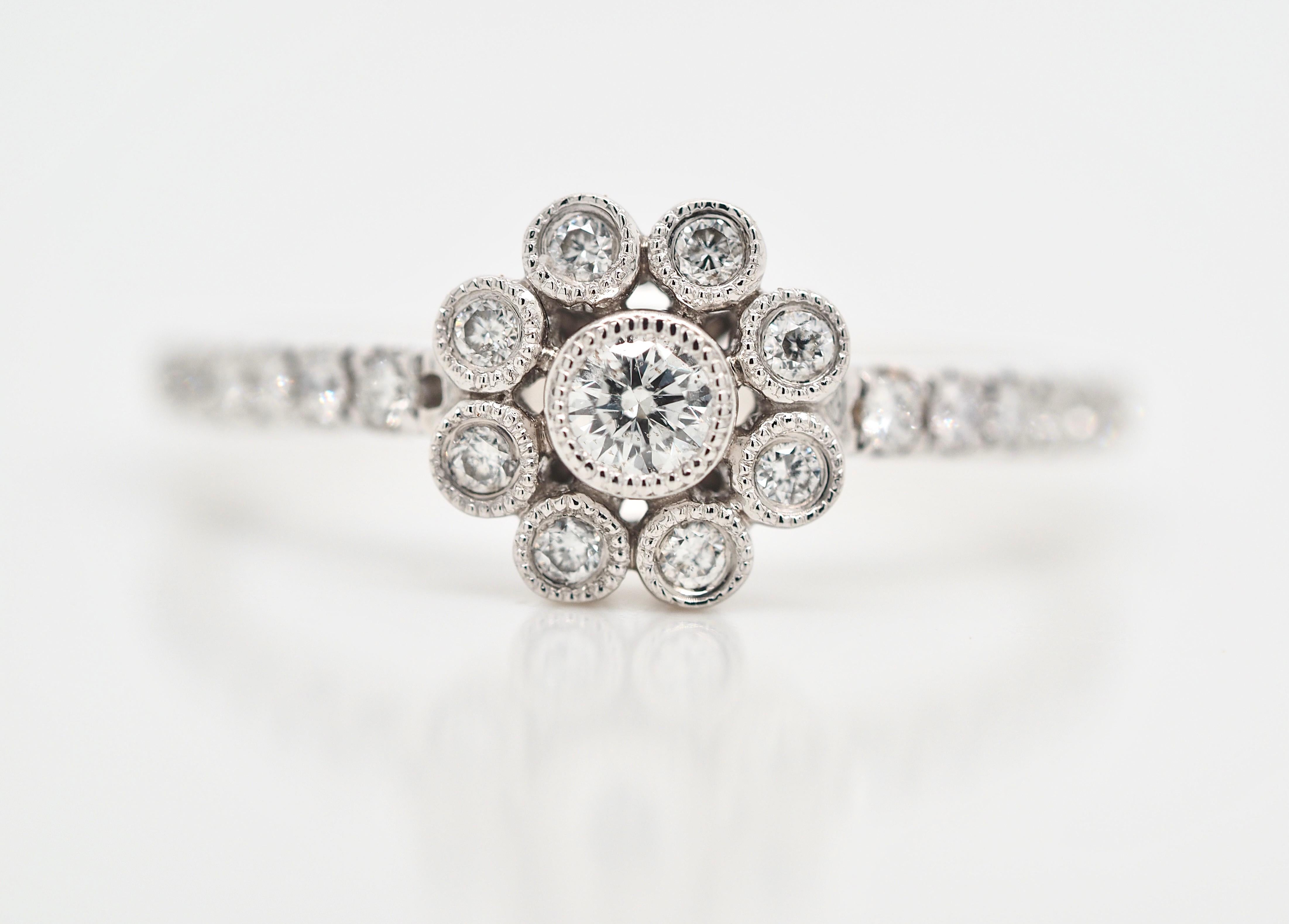 Ein moderner Stil mit einem Hauch von Vintage ist das Beste aus beiden Welten. Neil Lane hat einen kostbaren Diamant-Halbring geschaffen, der mit Leben gefüllt ist. Die Brillanten sind in einer Lünette gefasst und mit einem Hauch von Perlen aus