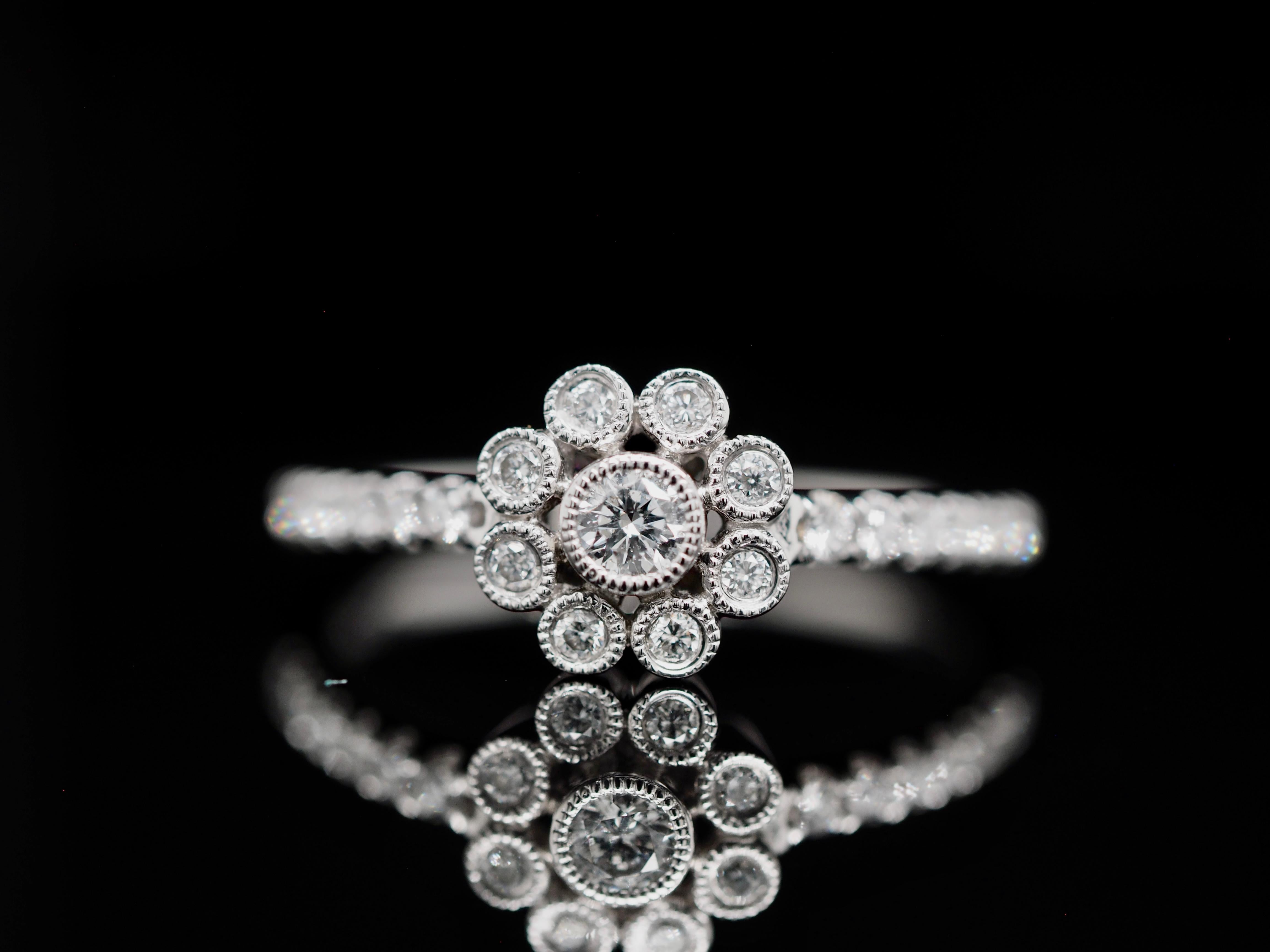 Neil Lane: 14 Karat Weißgold Ring mit Diamant-Blumen-Halo-Lünette (Moderne)
