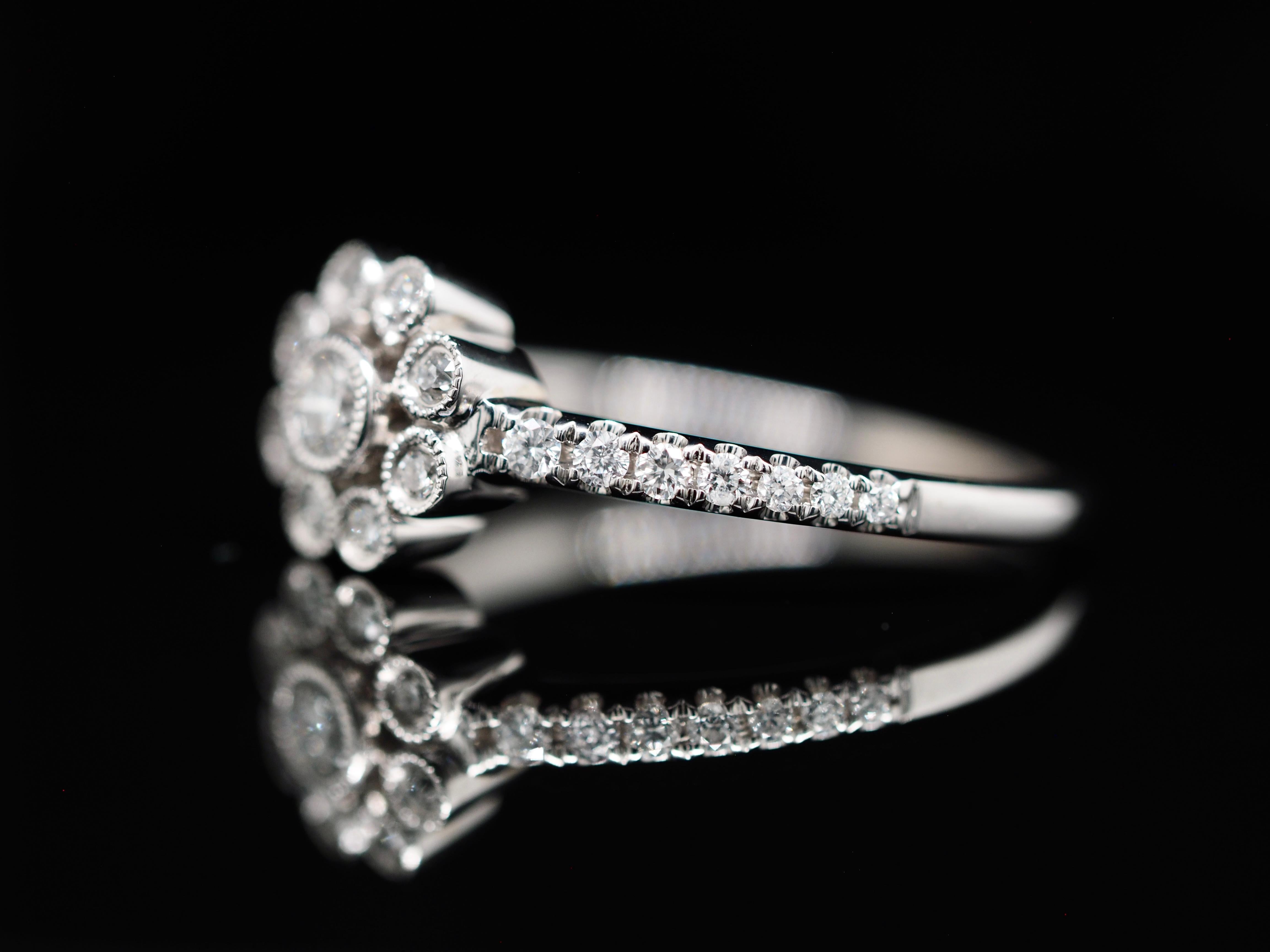 Neil Lane: 14 Karat Weißgold Ring mit Diamant-Blumen-Halo-Lünette im Zustand „Hervorragend“ in Addison, TX