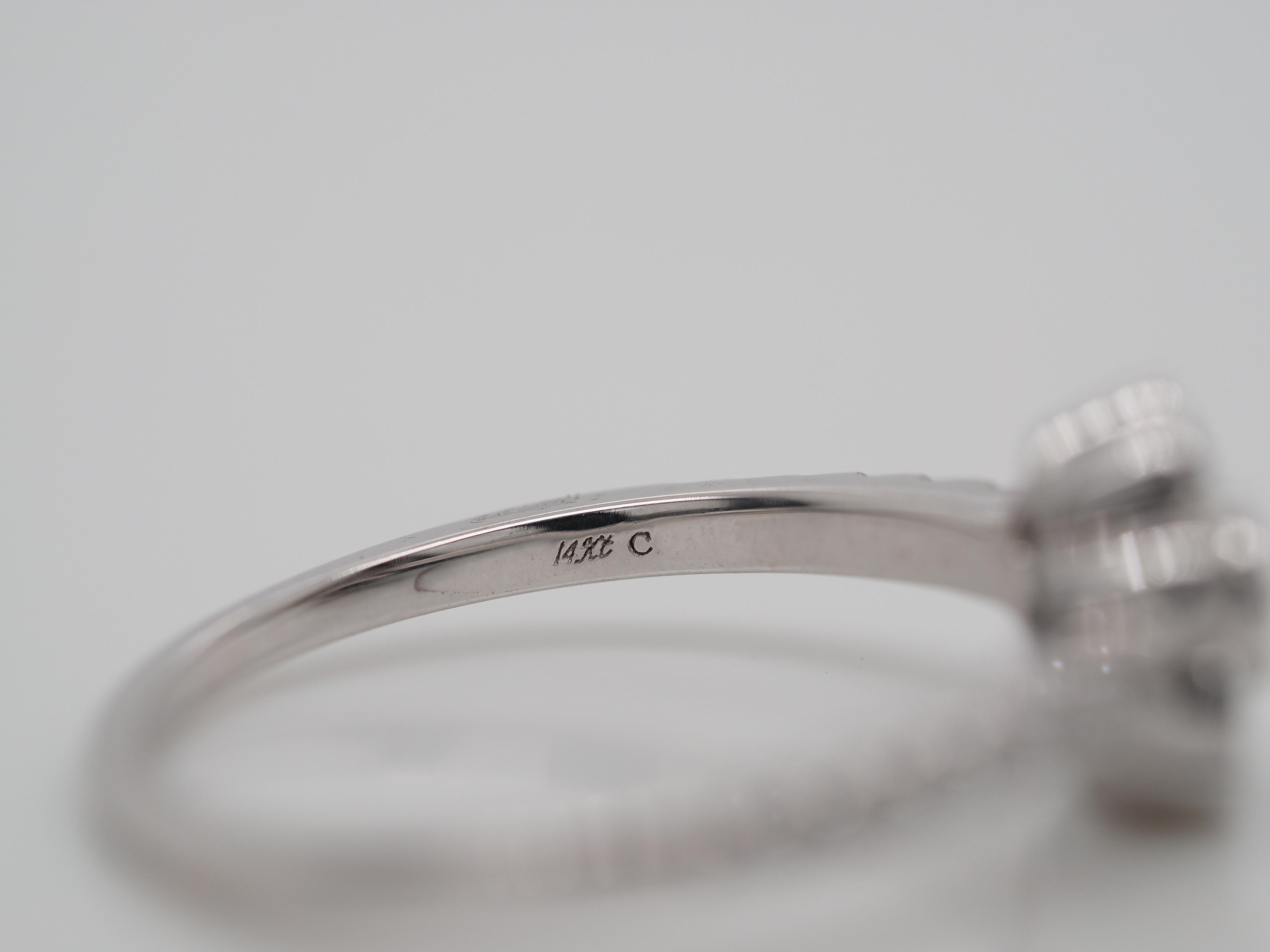 Neil Lane: 14 Karat Weißgold Ring mit Diamant-Blumen-Halo-Lünette für Damen oder Herren