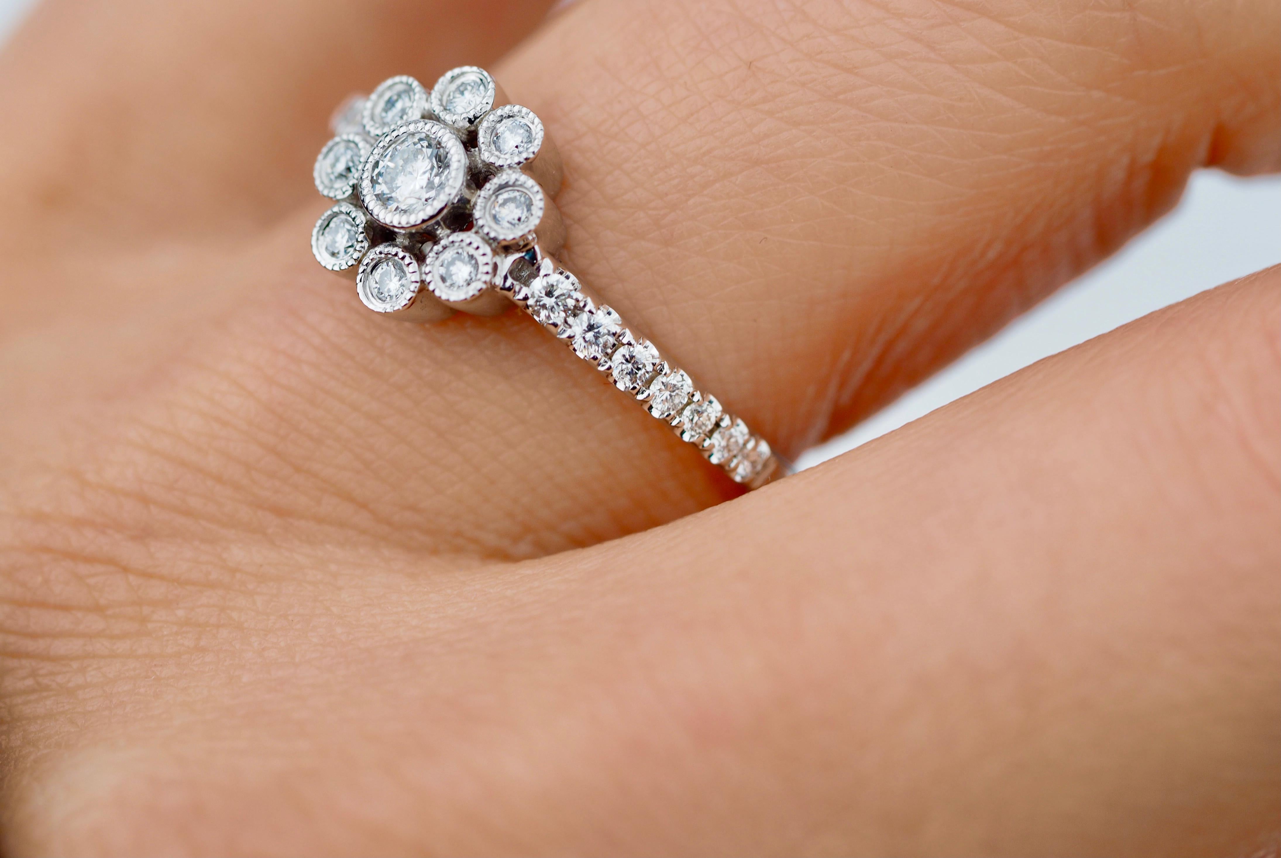 Neil Lane: 14 Karat Weißgold Ring mit Diamant-Blumen-Halo-Lünette 1