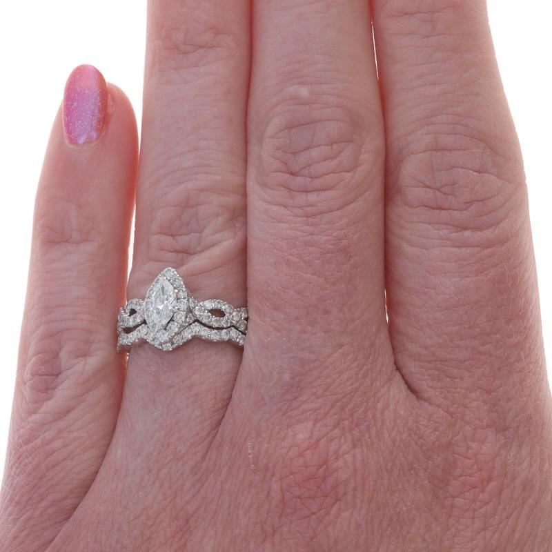 Taglio marquise Neil Lane Anello di fidanzamento con diamante aureolato e fede nuziale Oro bianco 14k Marq 1,00ctw in vendita