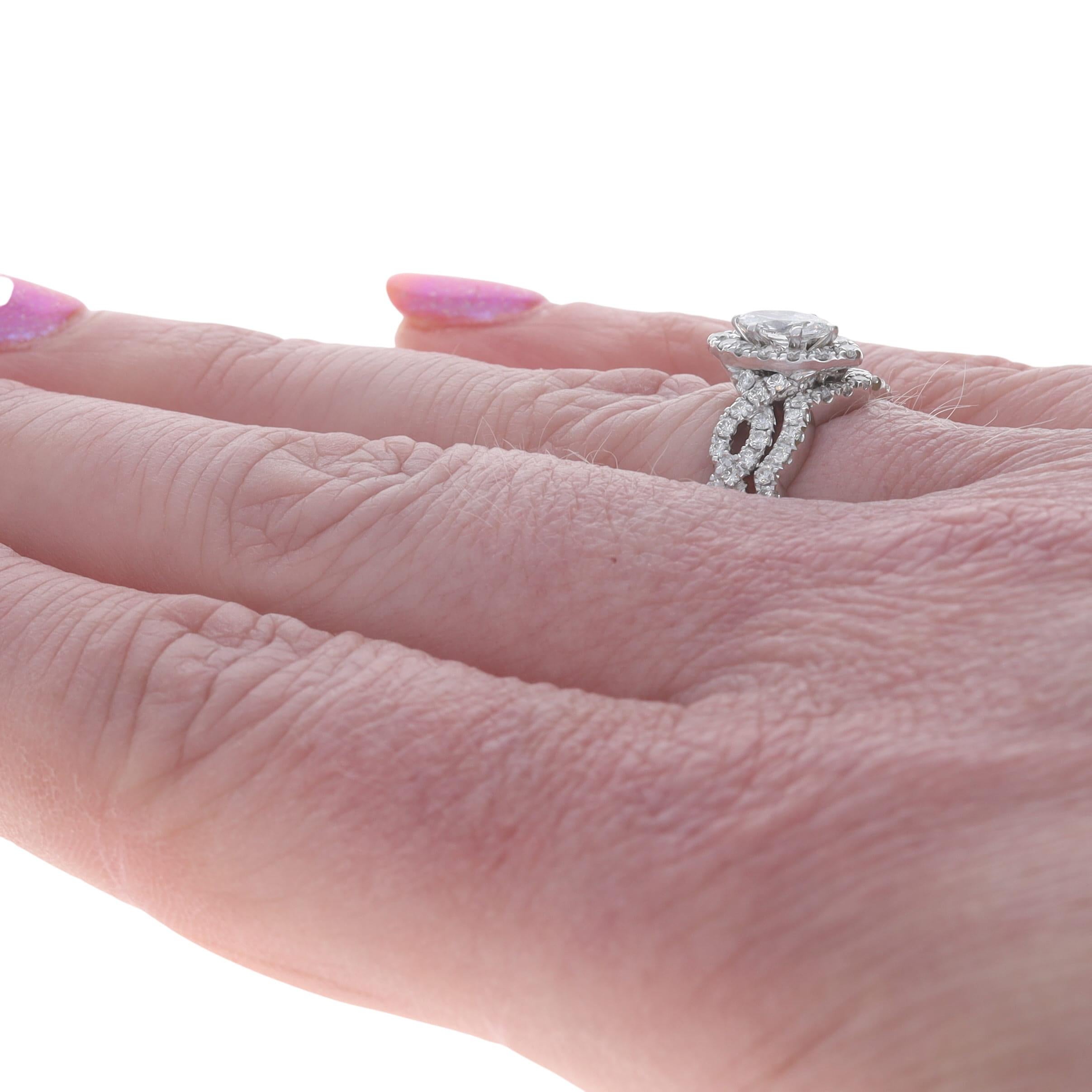 Neil Lane Anello di fidanzamento con diamante aureolato e fede nuziale Oro bianco 14k Marq 1,00ctw In condizioni ottime in vendita a Greensboro, NC