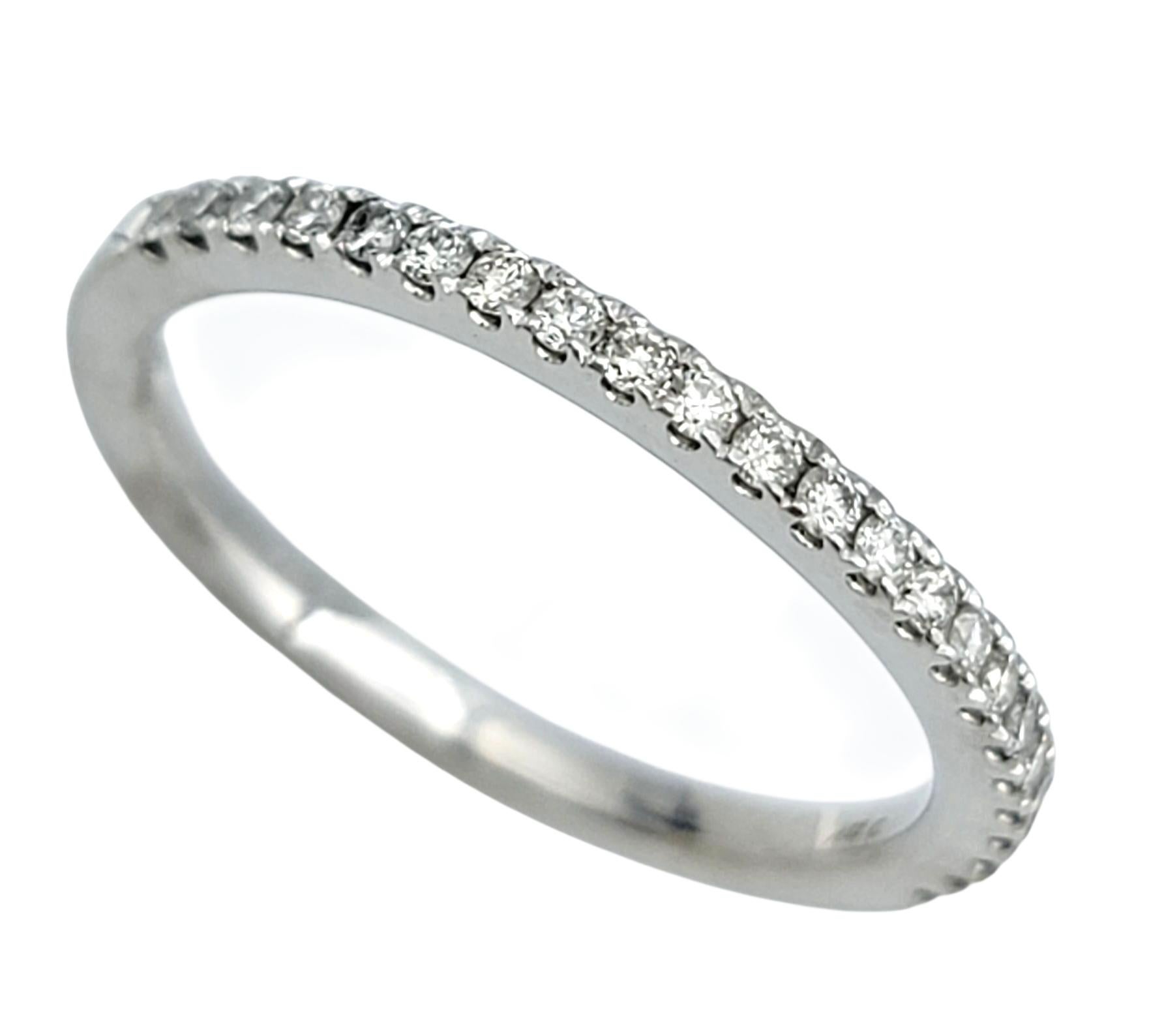Dieses elegante Band von Neil Lane ist aus 14-karätigem Weißgold gefertigt und mit einer zarten Reihe funkelnder runder Diamanten im Brillantschliff versehen. Das schlanke Design macht ihn perfekt zum Stapeln mit anderen Ringen oder zum alleinigen
