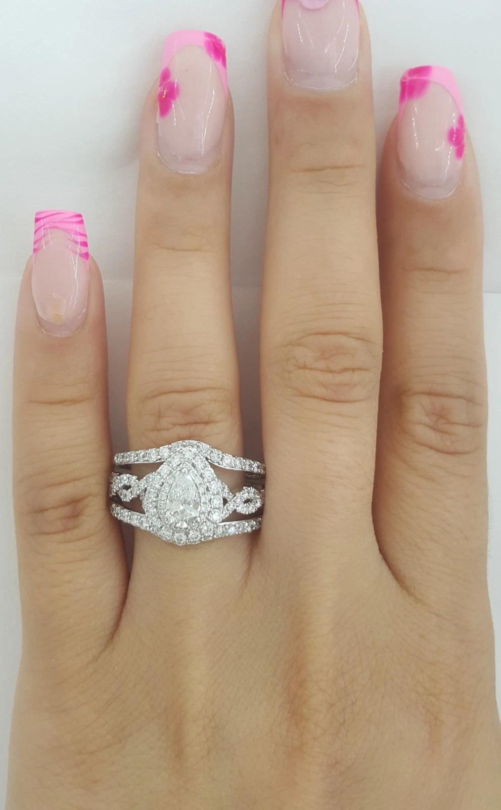 Anillo de compromiso con doble halo de diamantes talla pera de Neil Lane en oro blanco de 14 quilates, 2 Contemporáneo en venta