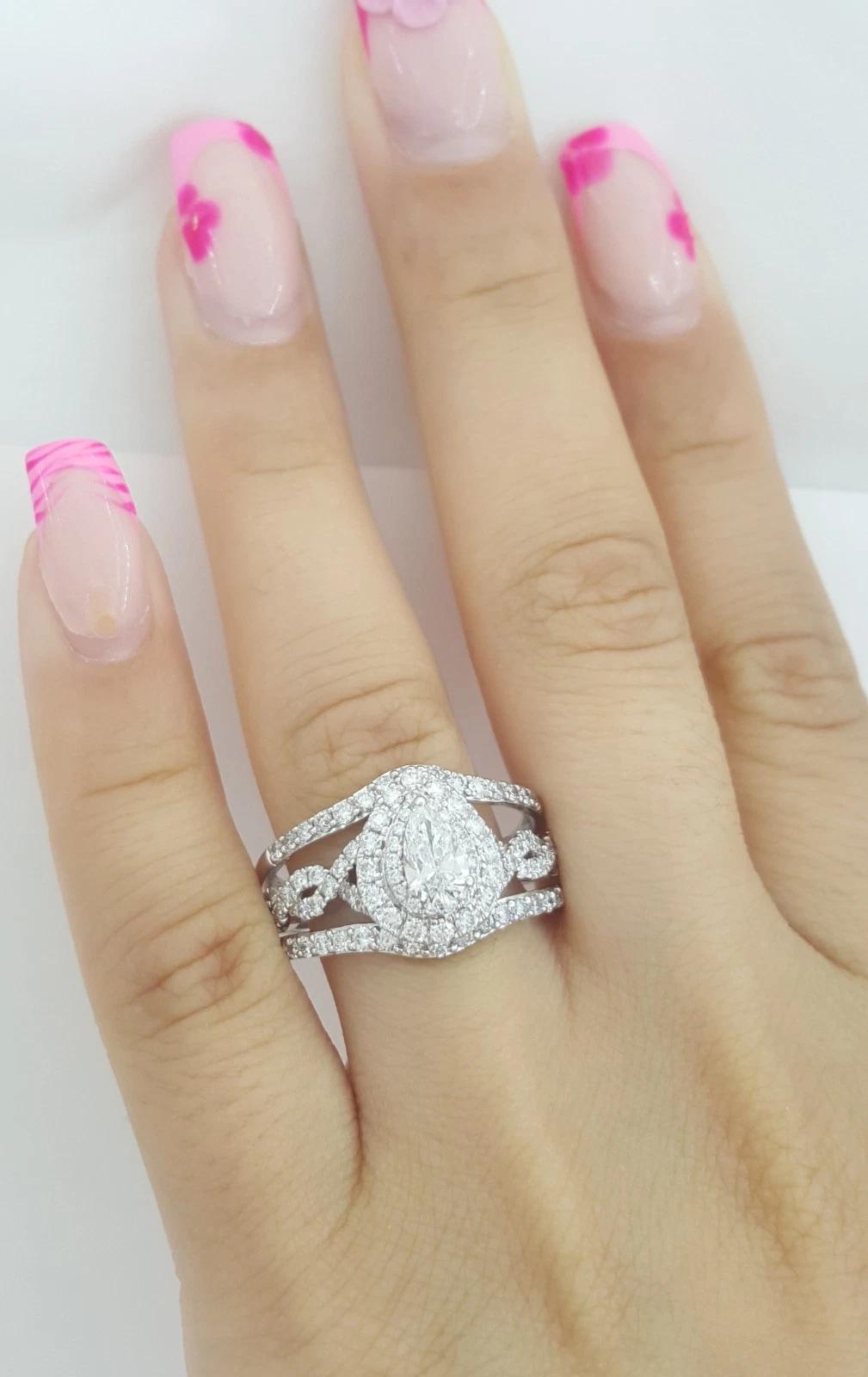 Anillo de compromiso con doble halo de diamantes talla pera de Neil Lane en oro blanco de 14 quilates, 2 Corte pera en venta
