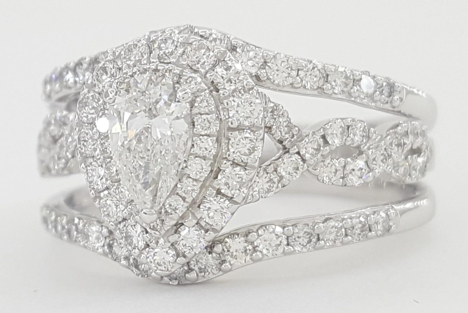Anillo de compromiso con doble halo de diamantes talla pera de Neil Lane en oro blanco de 14 quilates, 2 en Excelente estado para la venta en Chicago, IL